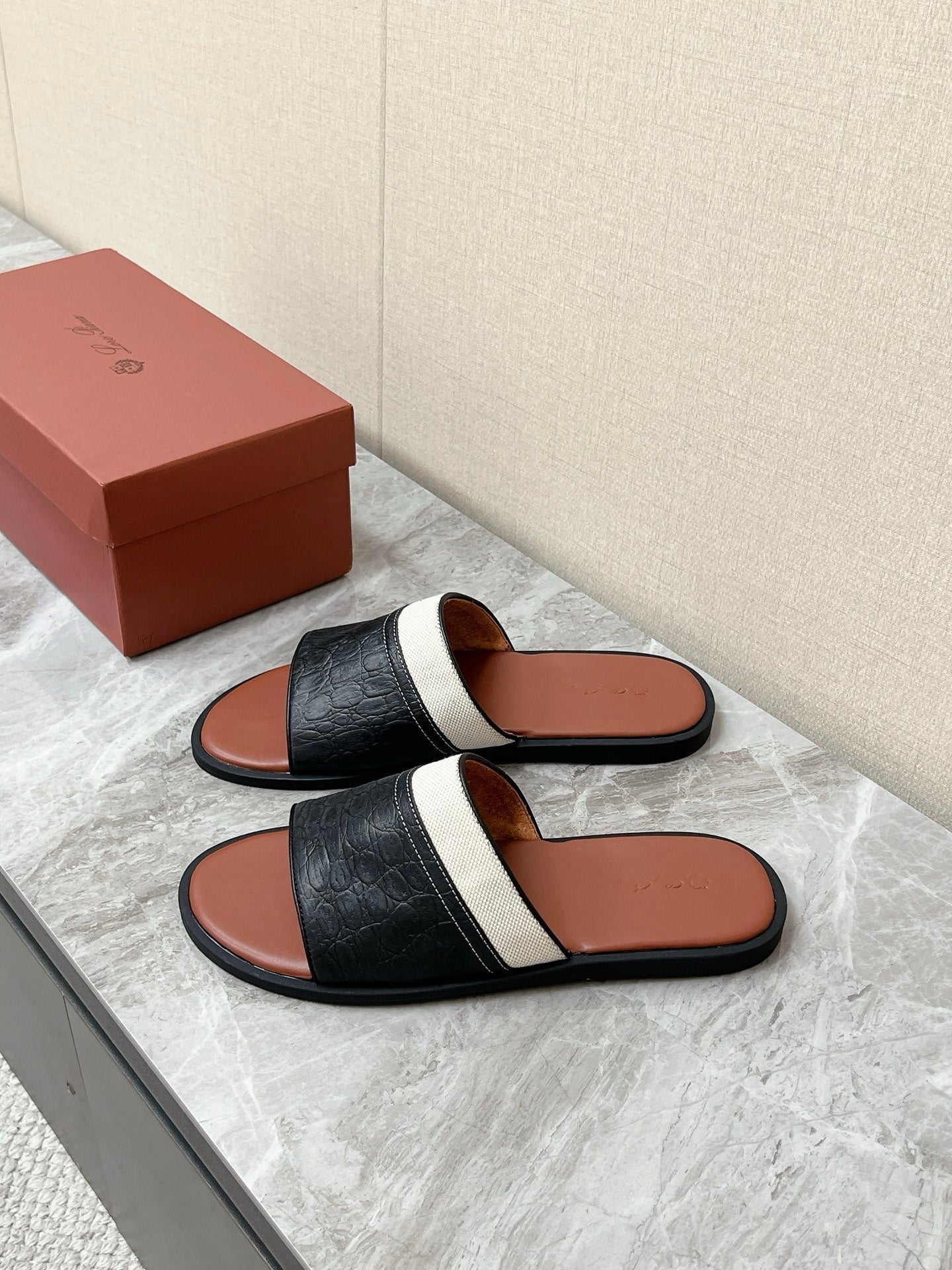 LP 26s Men’s Slides Sandal In Black Grained Calfskin And Ivory White Canvas