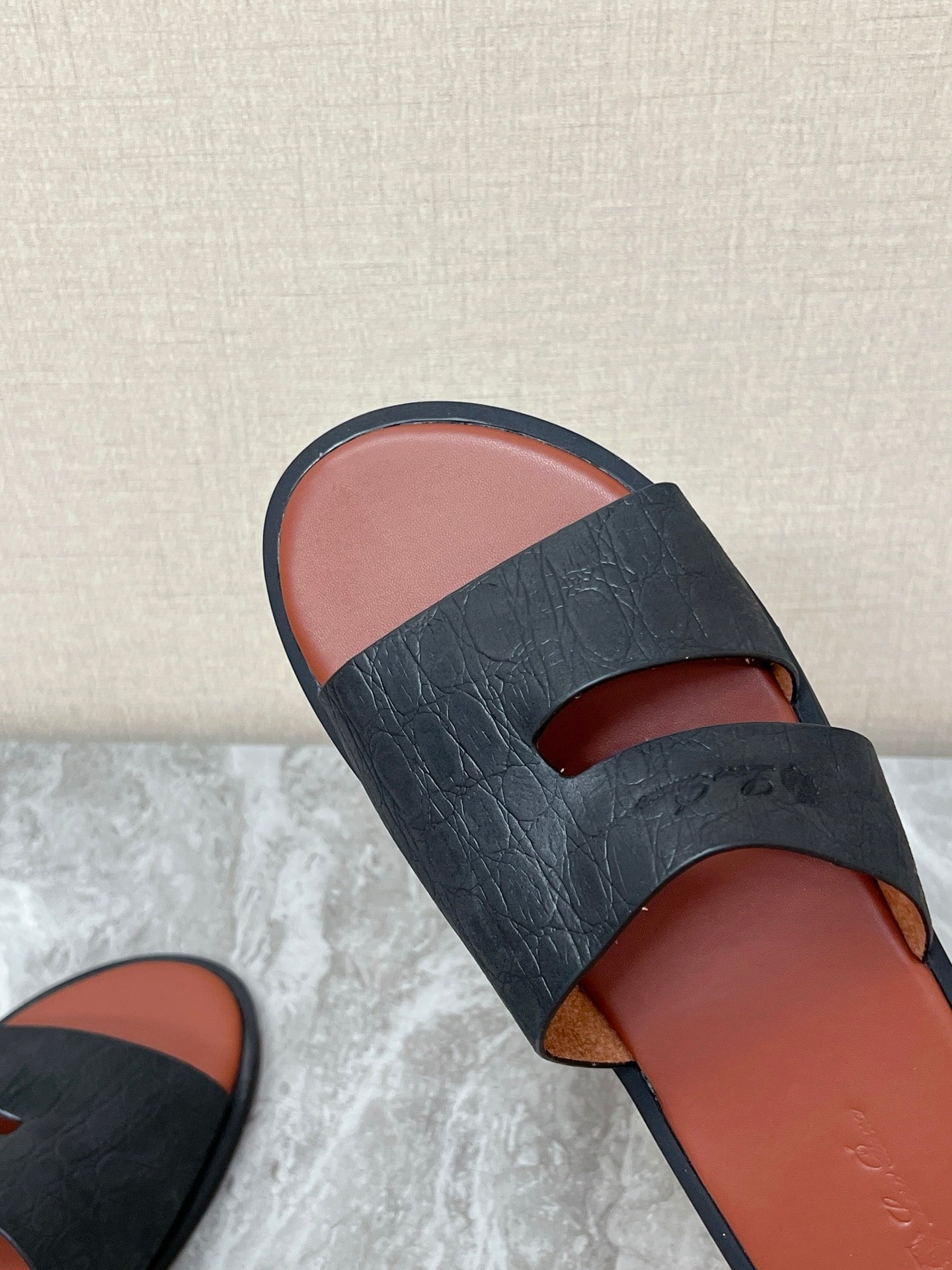LP 26s Men’s Classic H-Cut Slides In Black Grained Calfskin