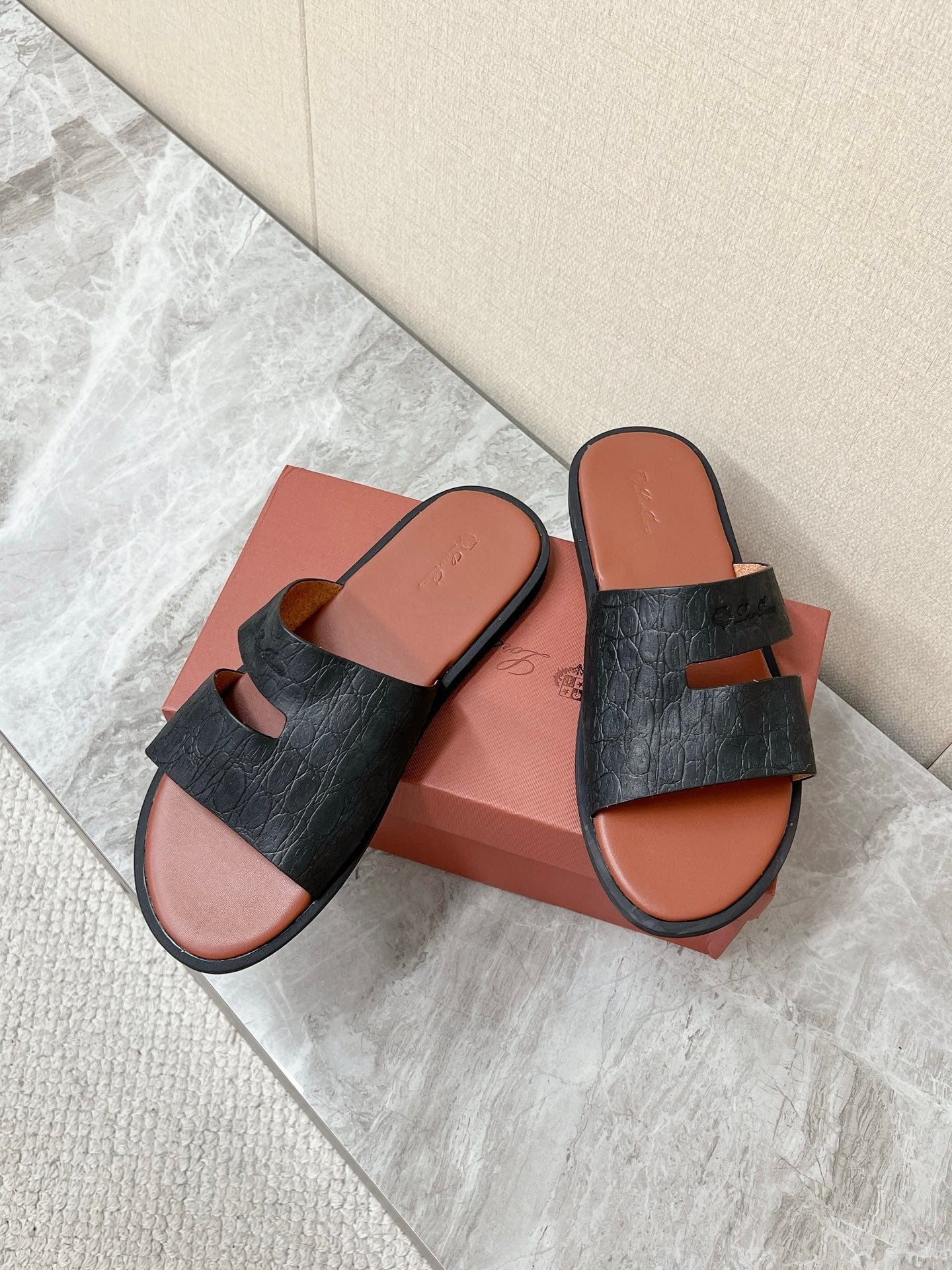 LP 26s Men’s Classic H-Cut Slides In Black Grained Calfskin