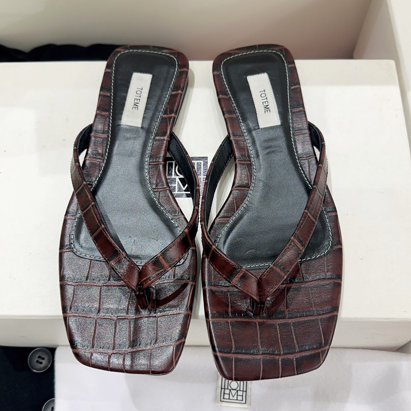 Toteme Thong Sandals Burgundy Croc-Effect Leather 751655