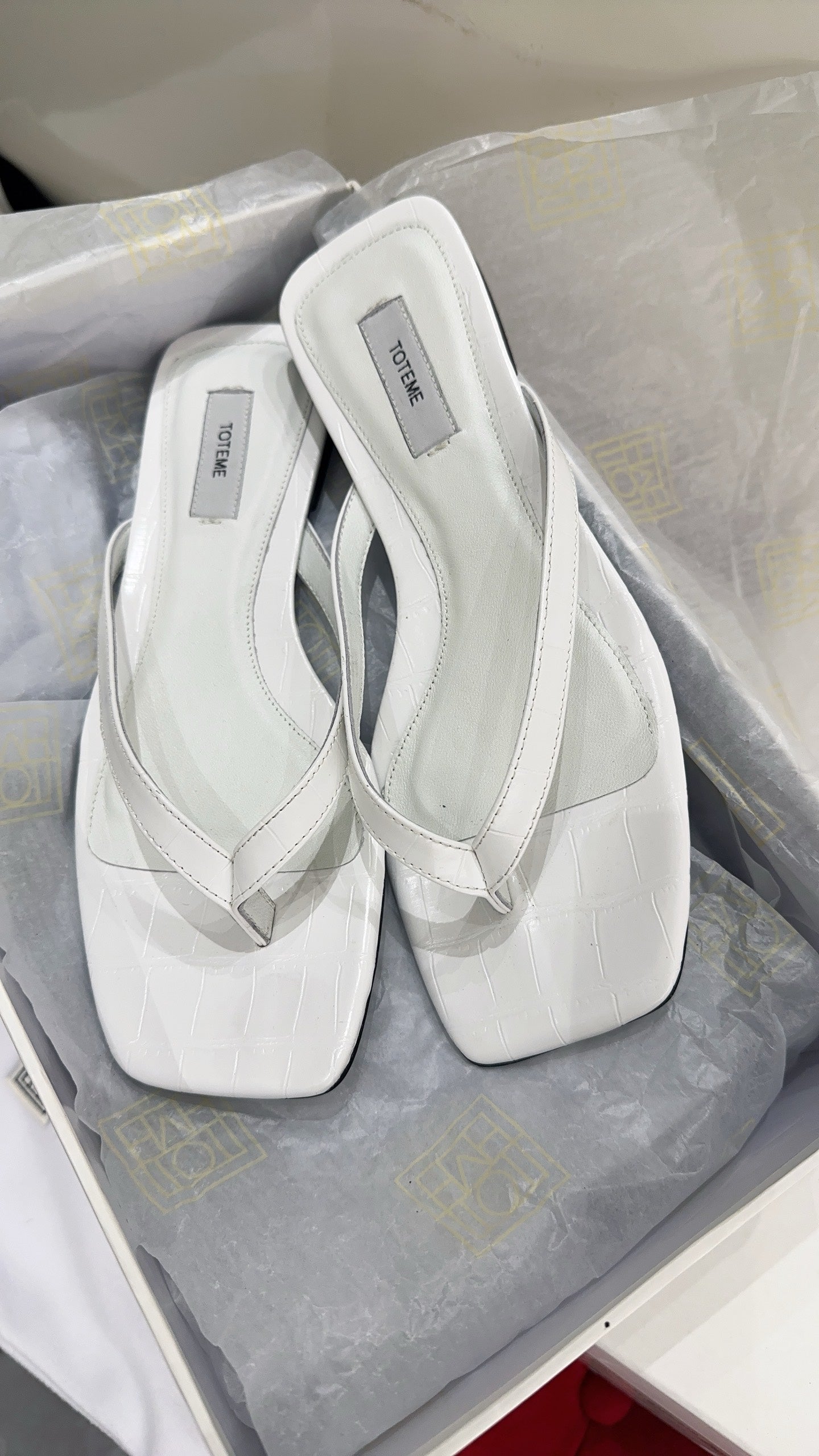 Toteme Thong Sandals White Croc-Effect Leather 751658