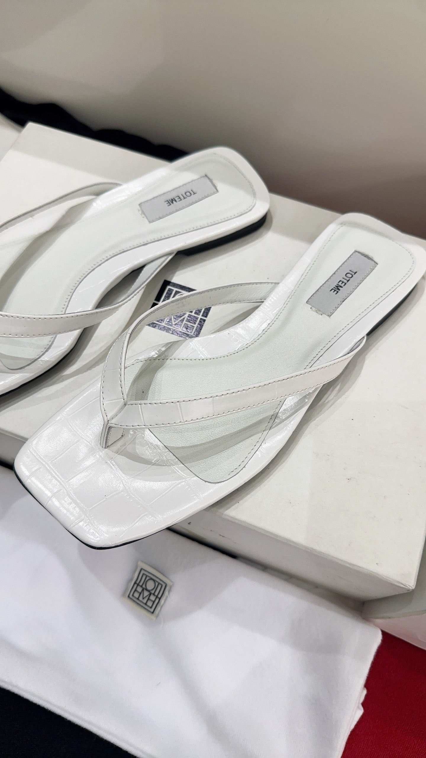 Toteme Thong Sandals White Croc-Effect Leather 751658