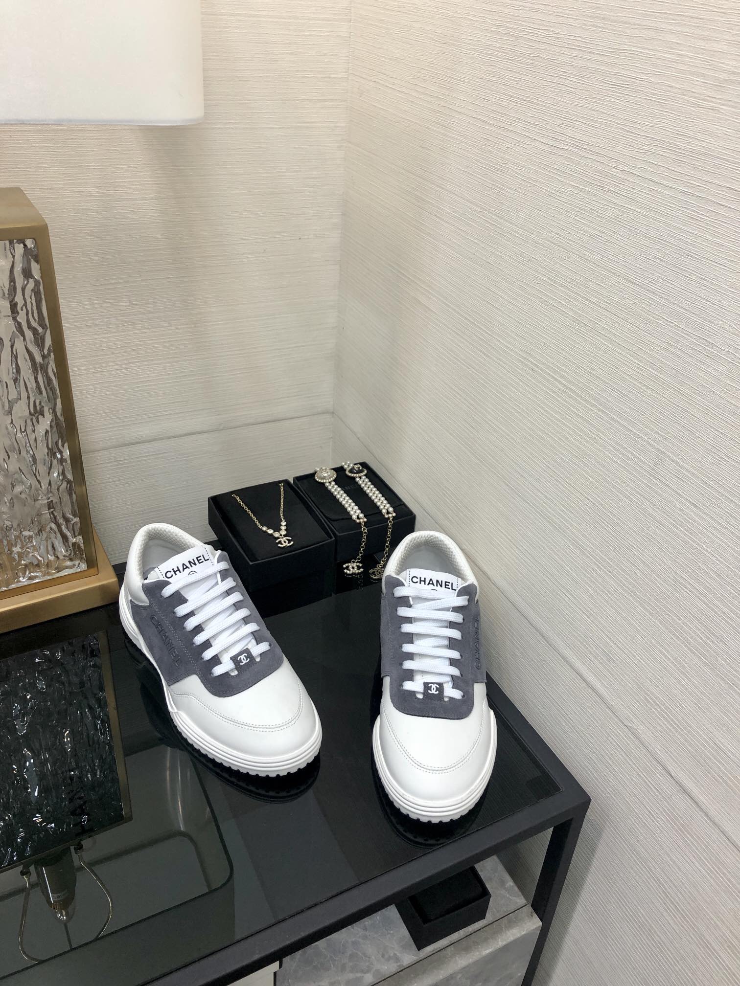 CC 24C Sneaker White Grey Suede Sheepskin 688656