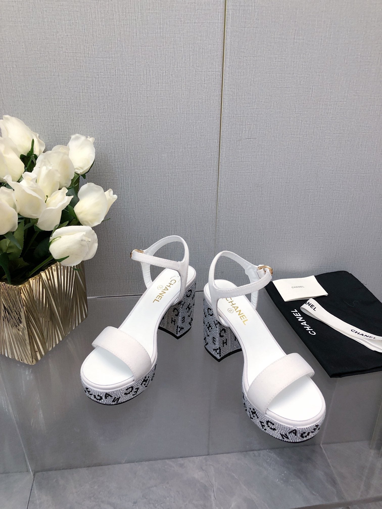 BLOCK HEEL WITH CRYSTAL 9 CM SANDAL IN WHITE FABRIC