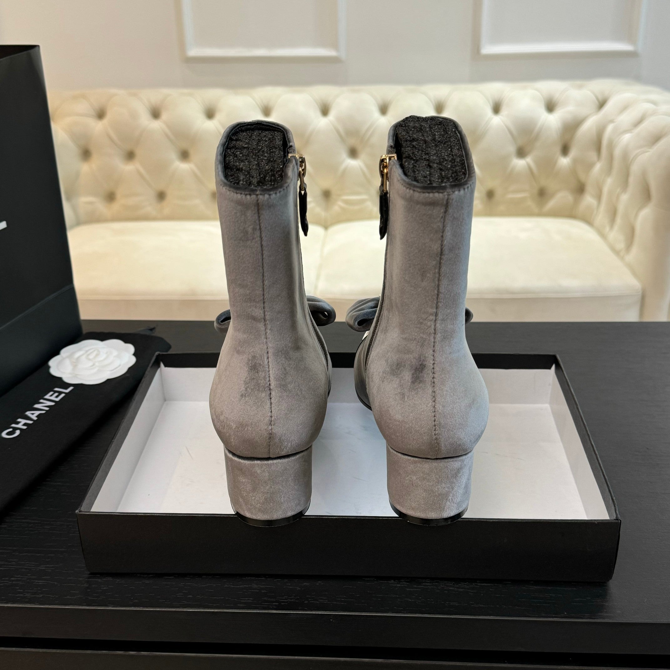 SHORT BOOTS IN DOLPHIN GRAY VELVET AND BLACK LAMBSKIN