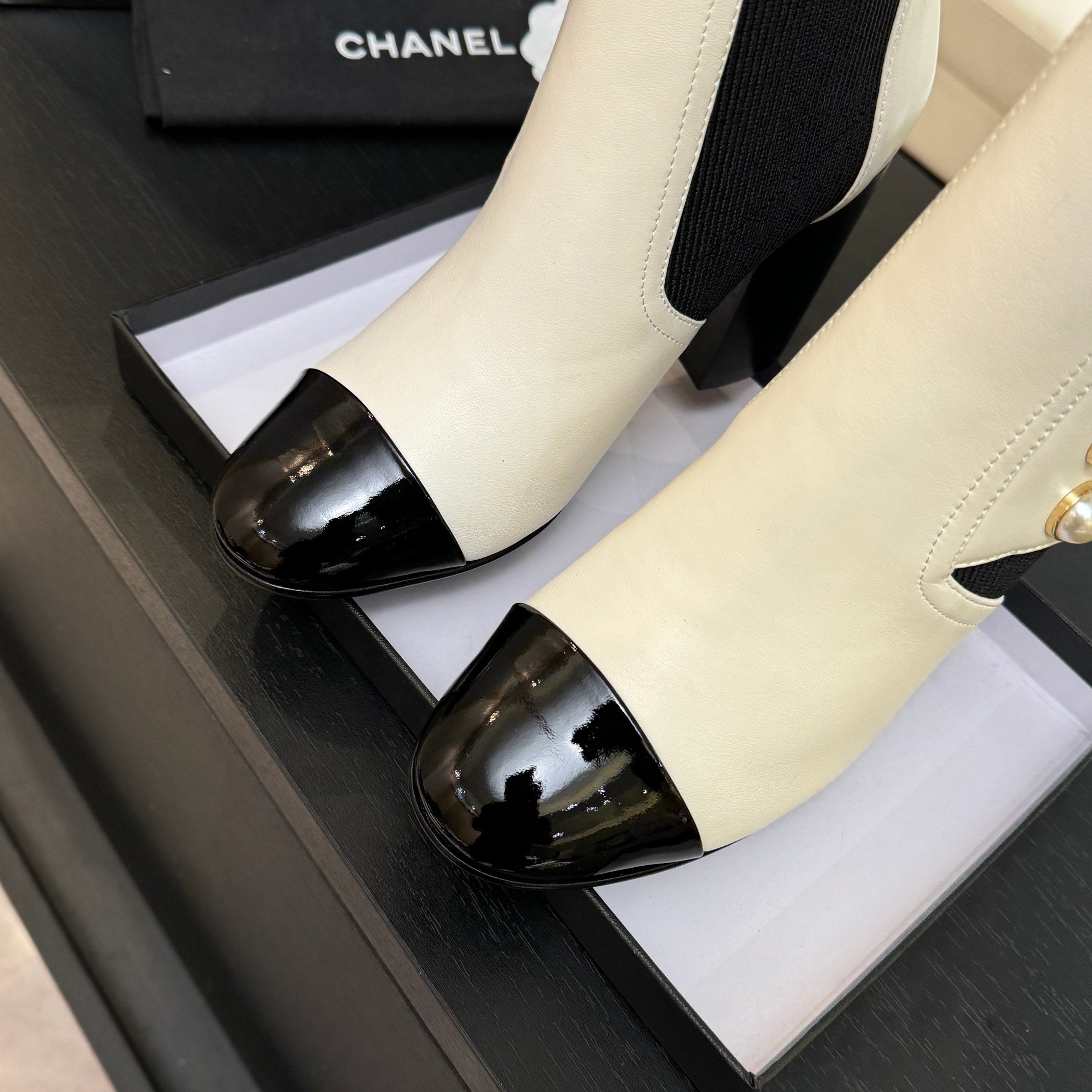 CC 25K FW Ankle Boots With Pearl 90mm White Sheepskin 528383