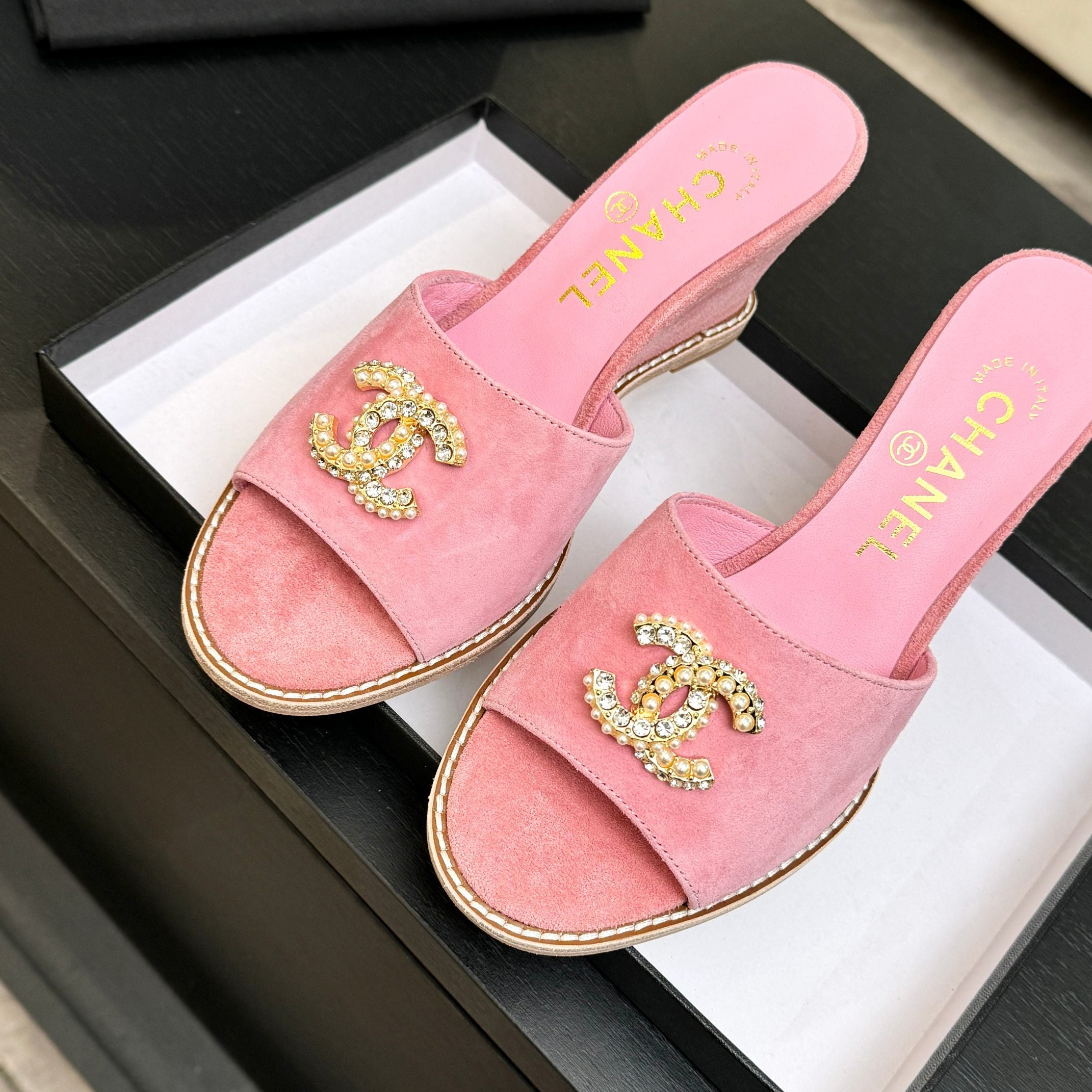 CC 26C Wedge Sandals Pink Gold Suede 672977