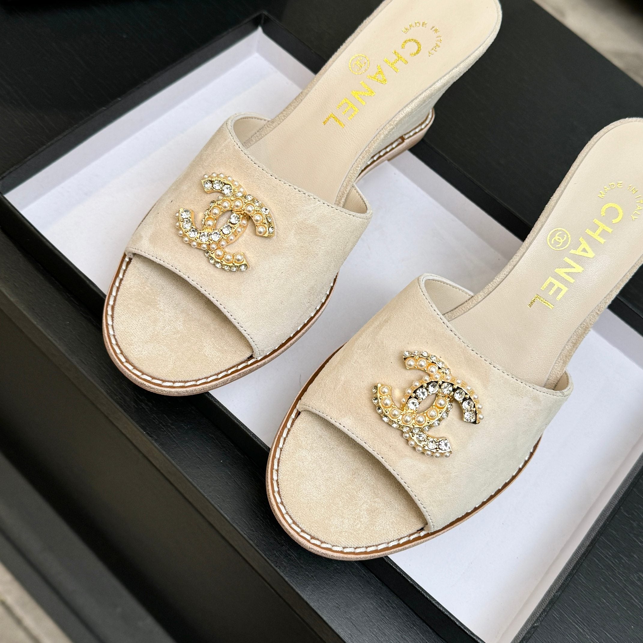 CC 26C Wedge Sandals Ivory Gold Suede 672982