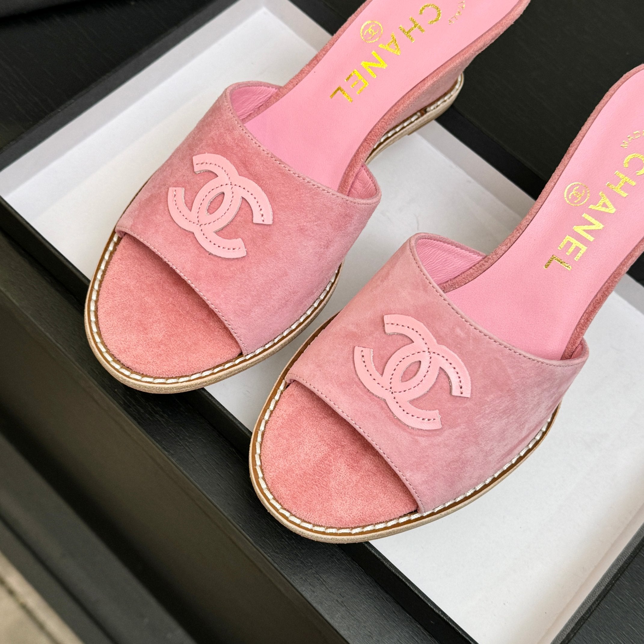 CC 26C Wedge Sandals Pink Suede 672985