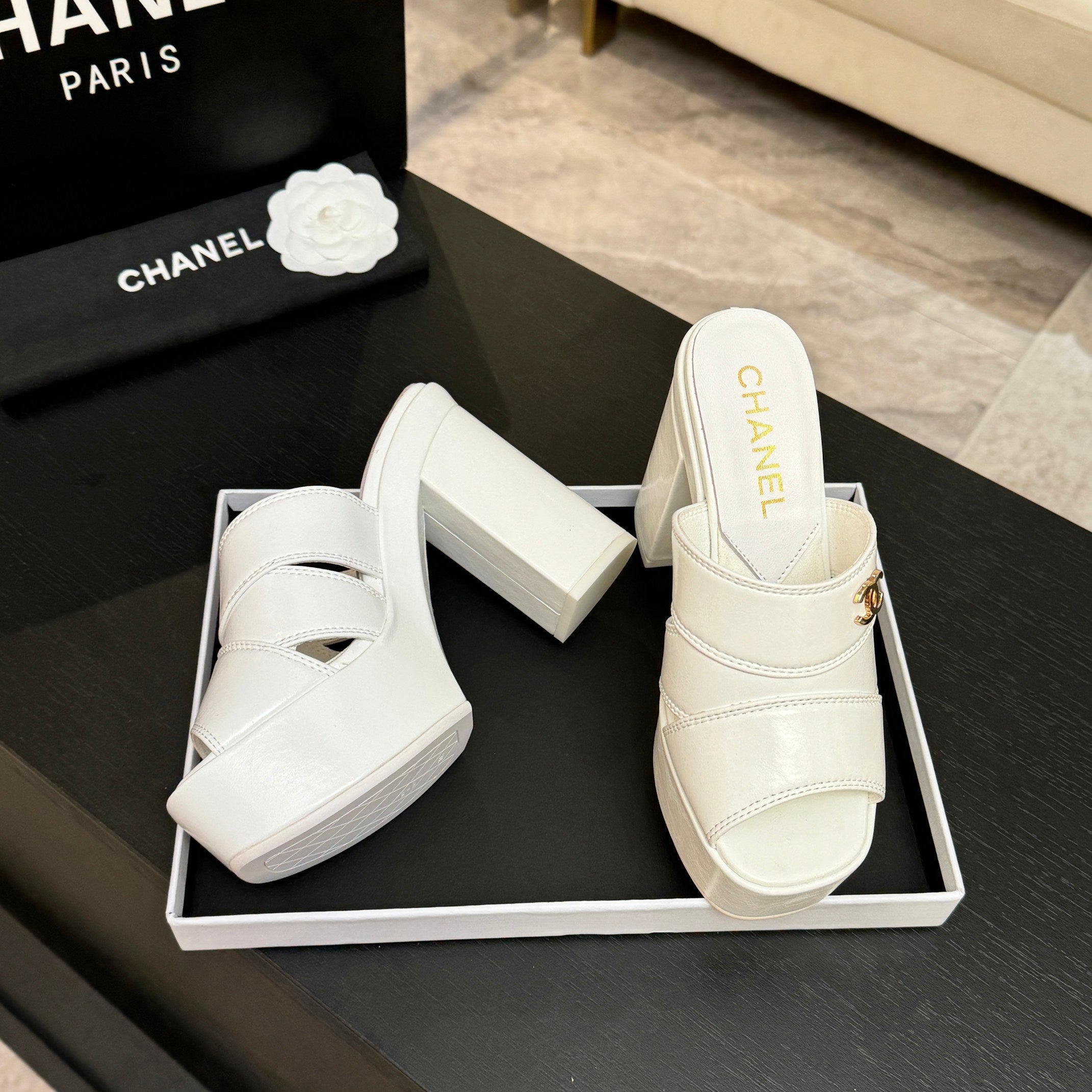 CC 26 Platform High-Heeled 12.5cm White Glossy Cowhide 673056