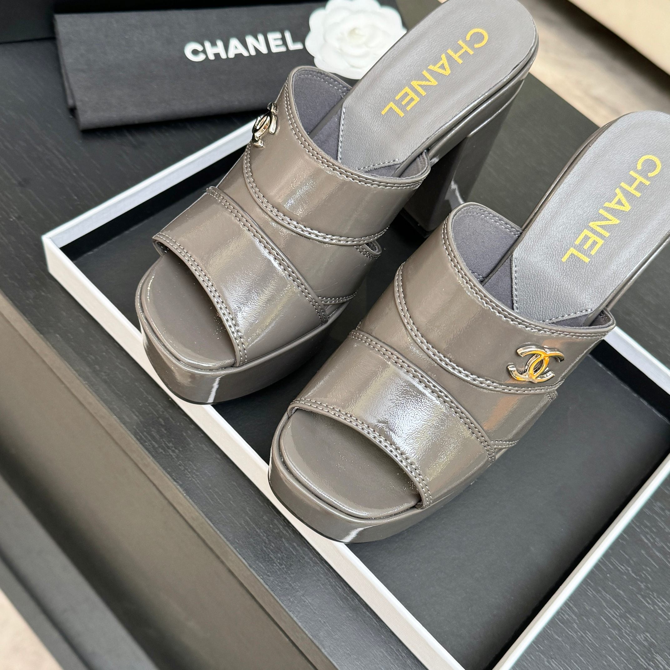 CC 26 Platform High-Heeled 12.5cm Grey Glossy Cowhide 673060