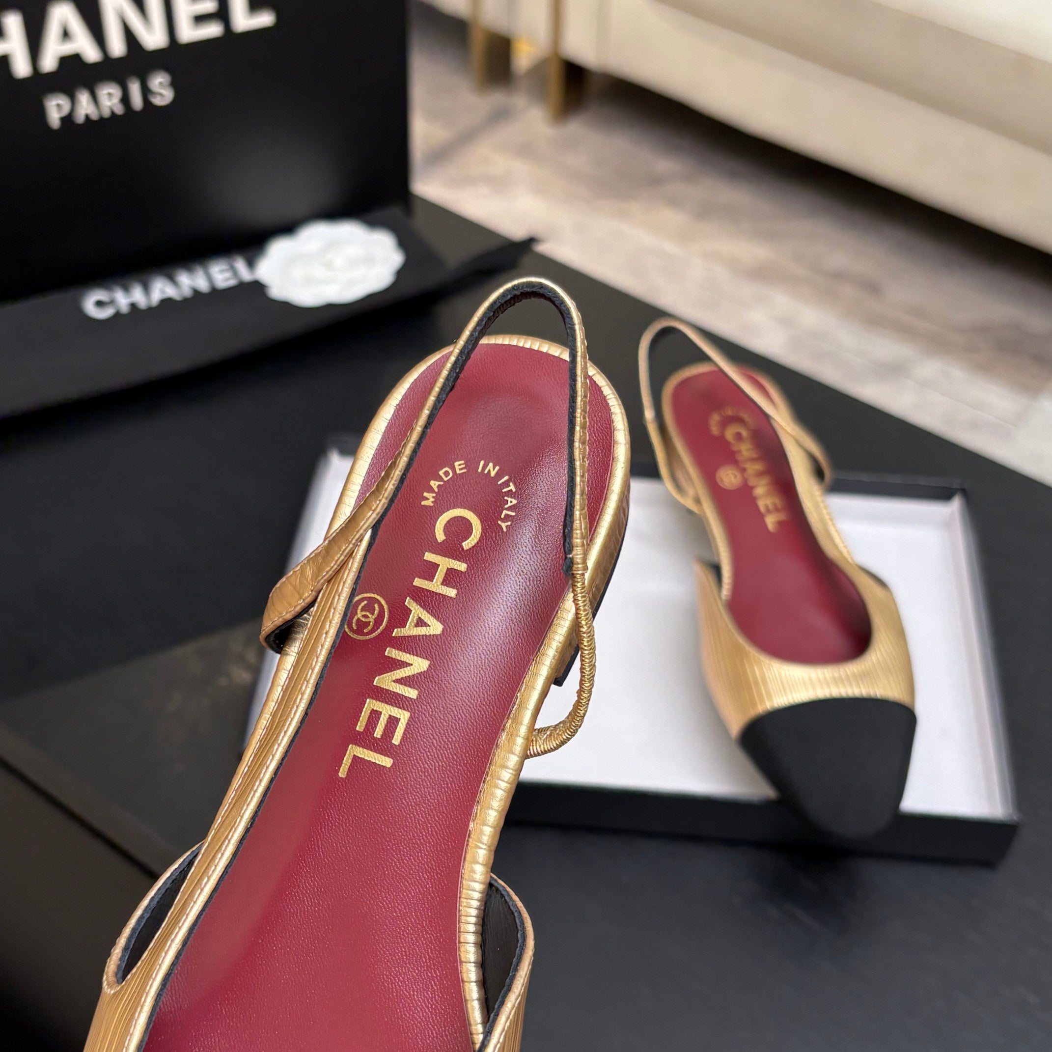 CC 26s Classic Slingback Flat Yellow Black Patent Leather 907640