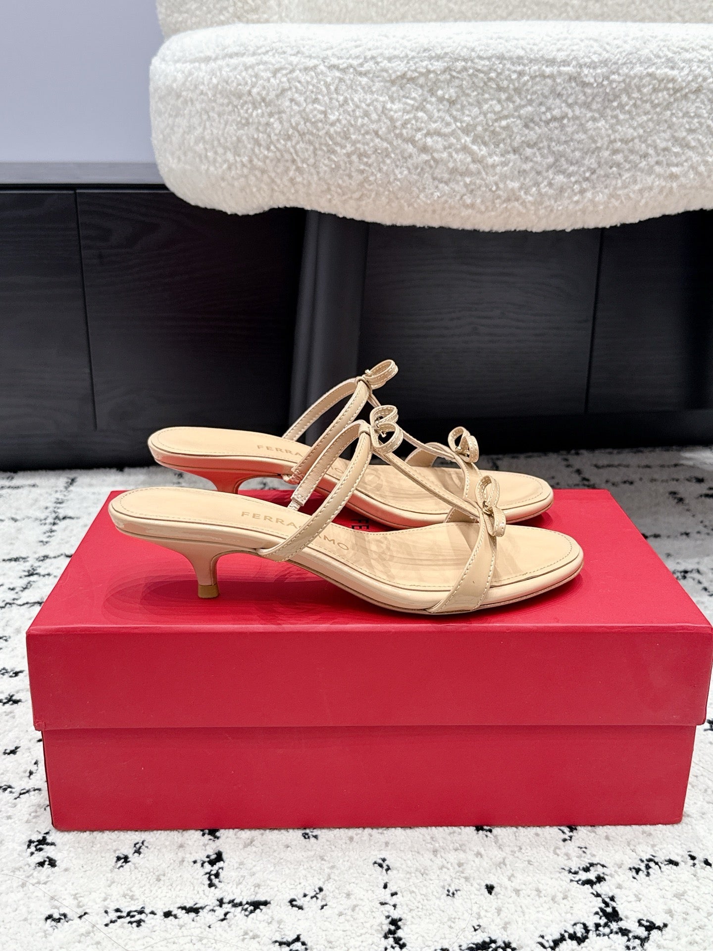 Ferragamo 26s T-strap Slippers Beige Leather 923514