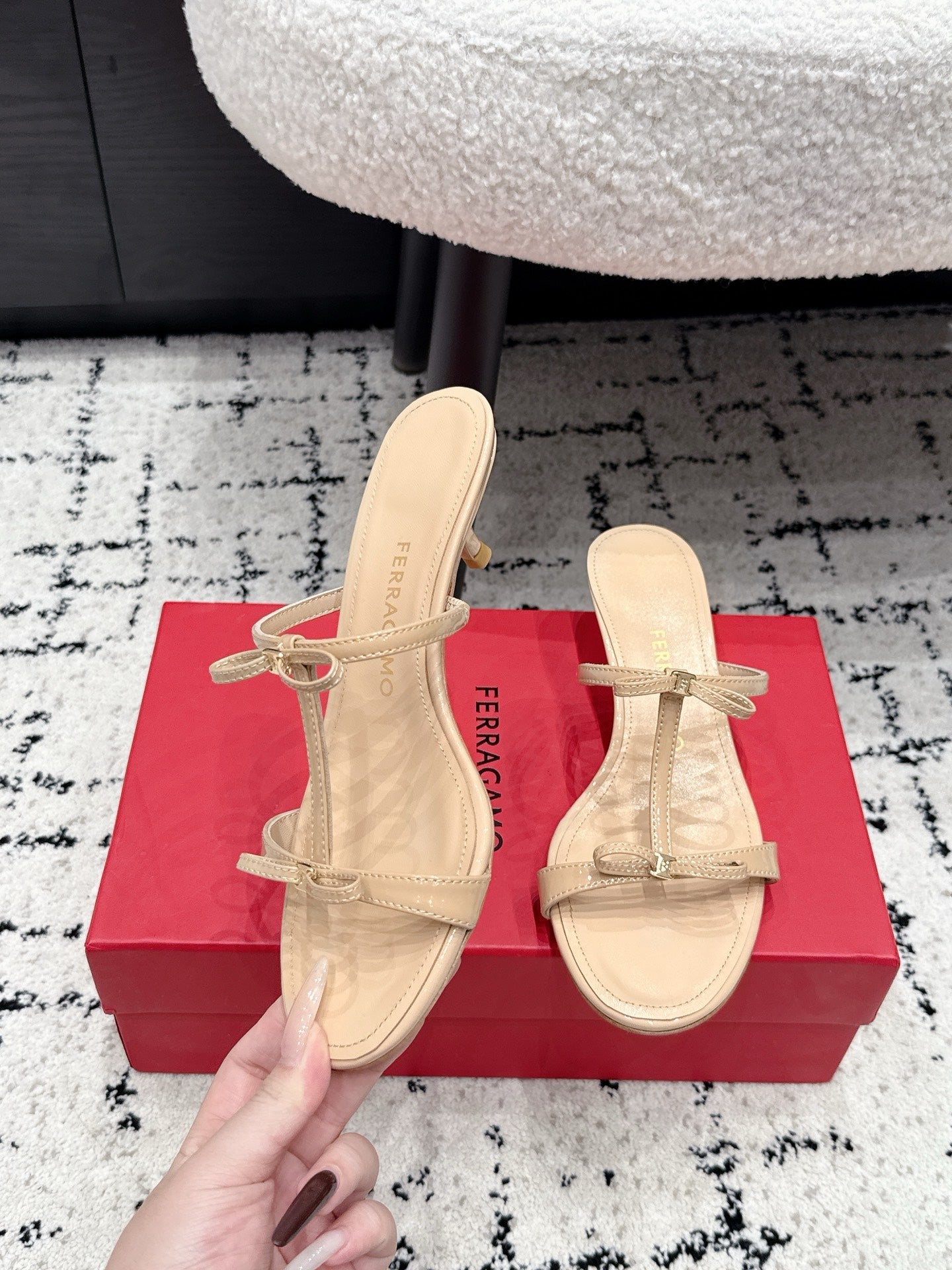Ferragamo 26s T-strap Slippers Beige Leather 923514