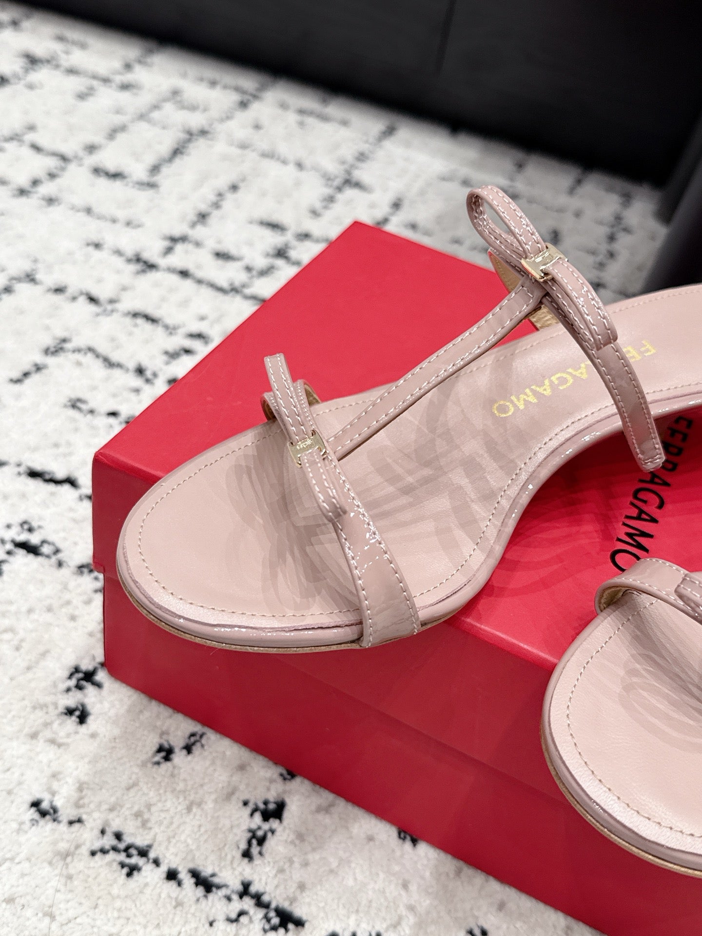 Ferragamo 26s T-strap Slippers Light Pink Leather 923515