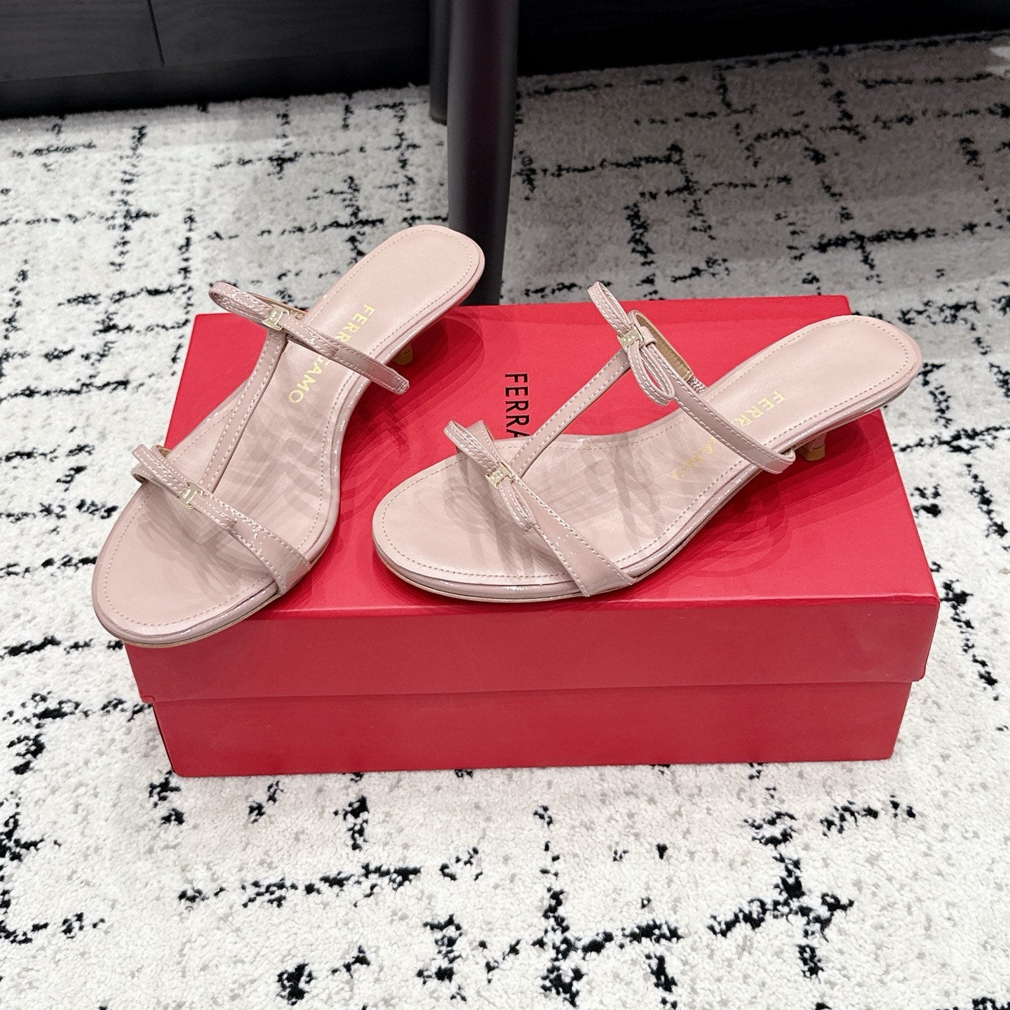 Ferragamo 26s T-strap Slippers Light Pink Leather 923515