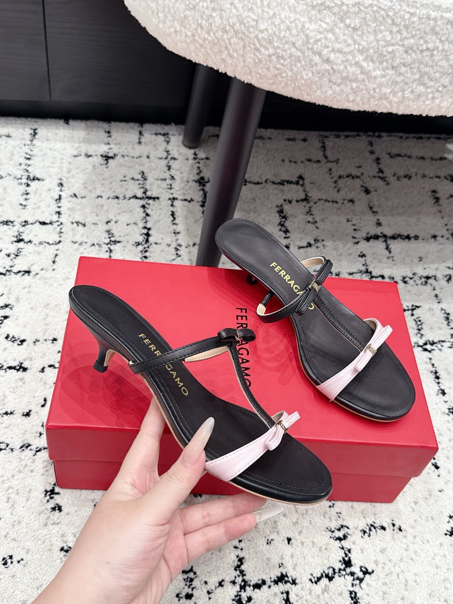 Ferragamo 26s T-strap Slippers Black Leather 923516