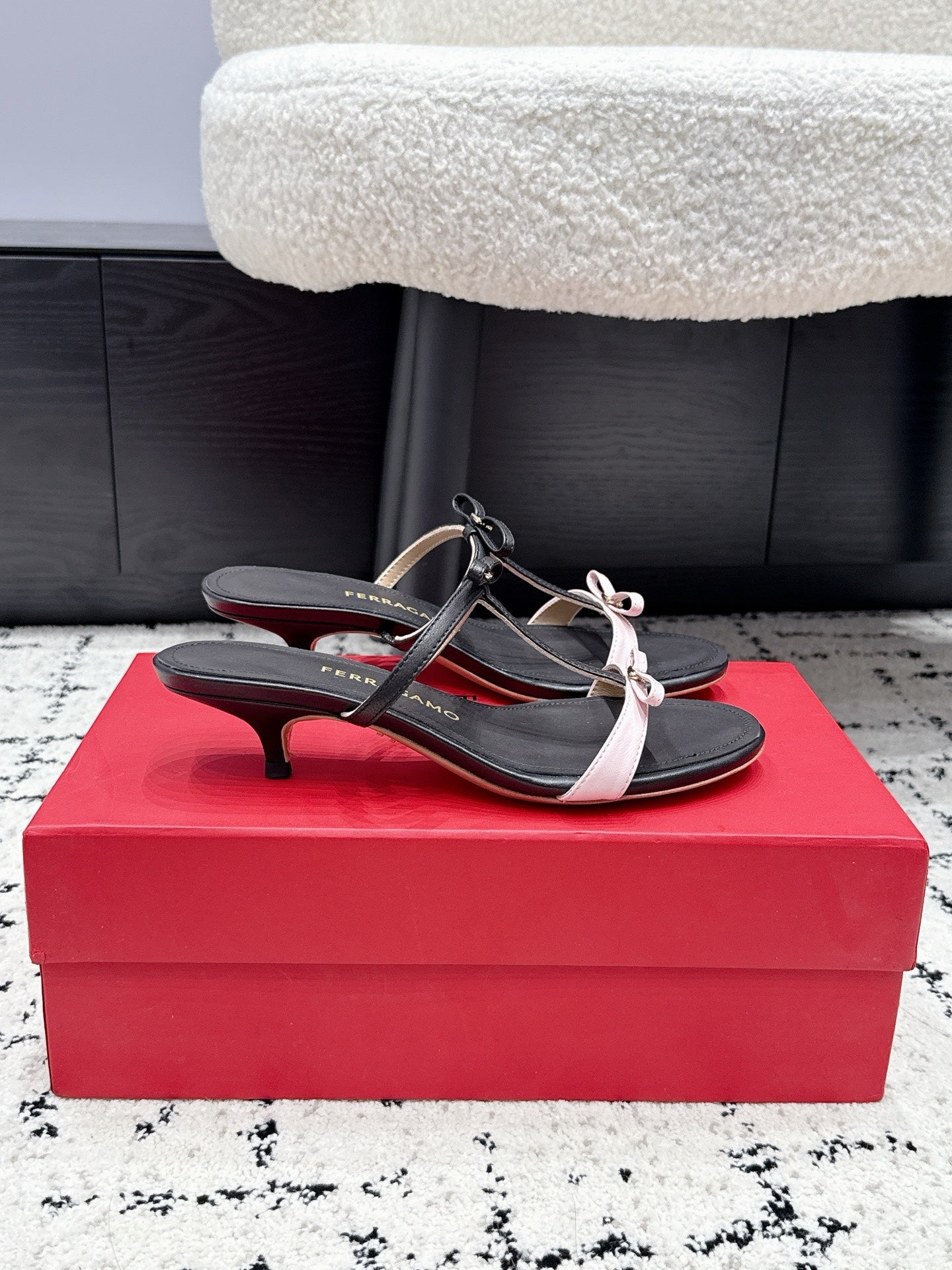 Ferragamo 26s T-strap Slippers Black Leather 923516