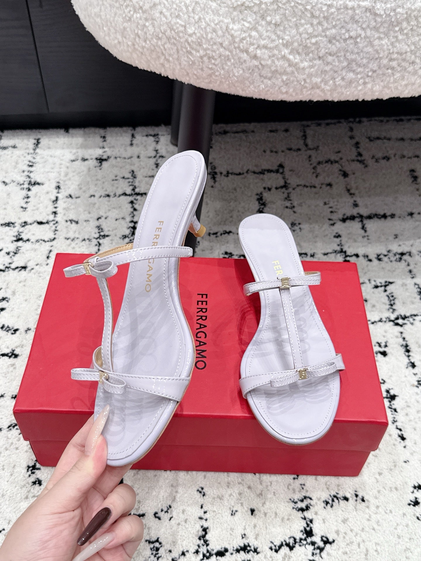 Ferragamo 26s T-strap Slippers White Leather 923518