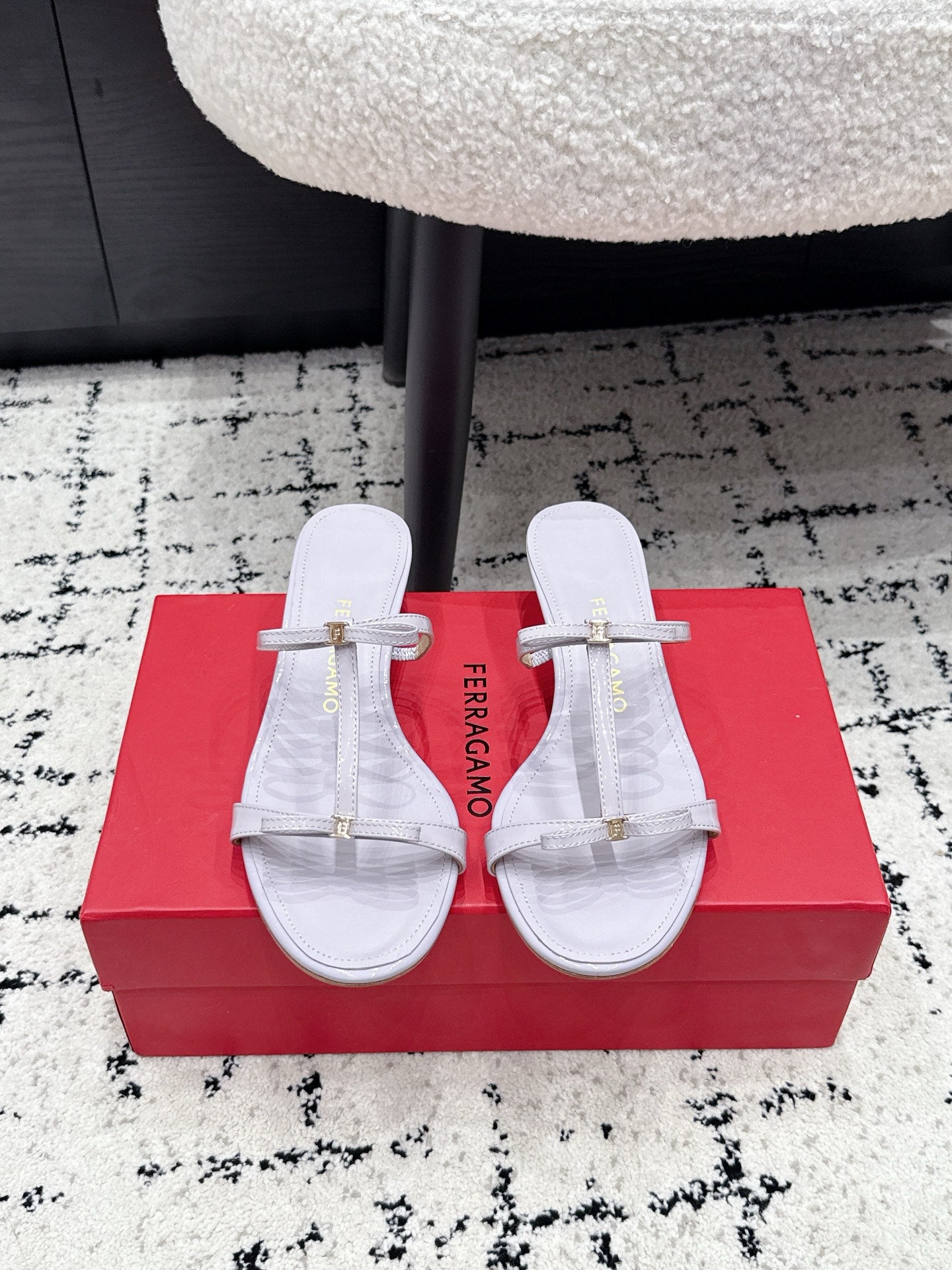 Ferragamo 26s T-strap Slippers White Leather 923518