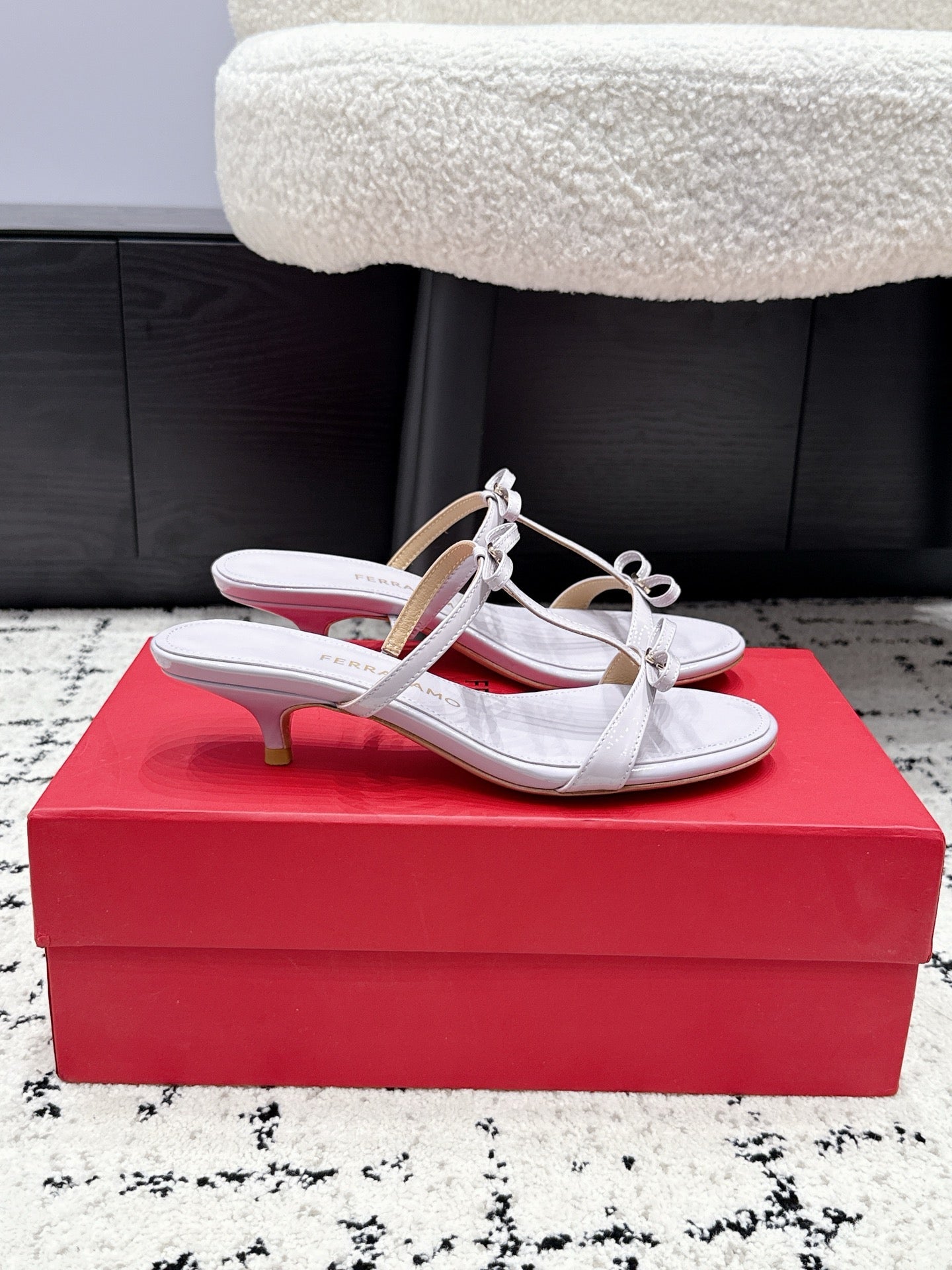 Ferragamo 26s T-strap Slippers White Leather 923518