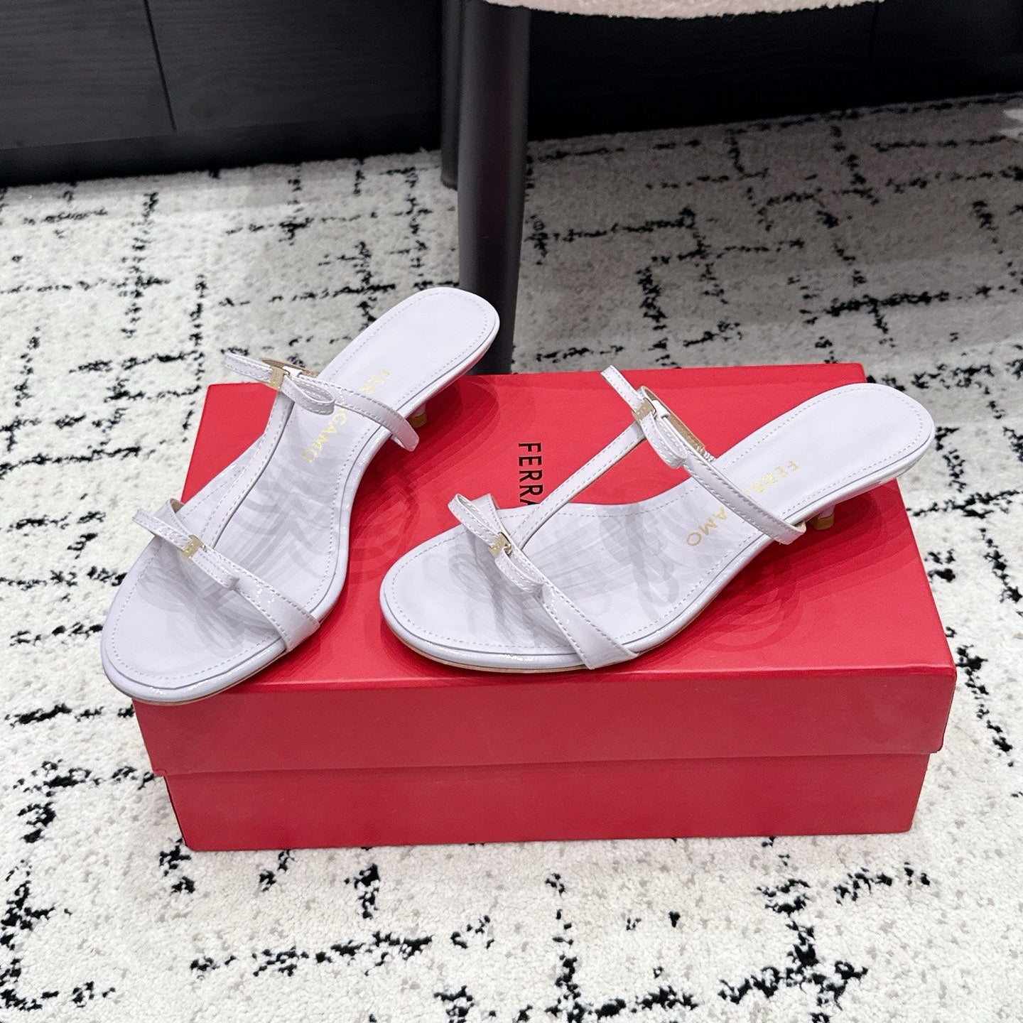 Ferragamo 26s T-strap Slippers White Leather 923518
