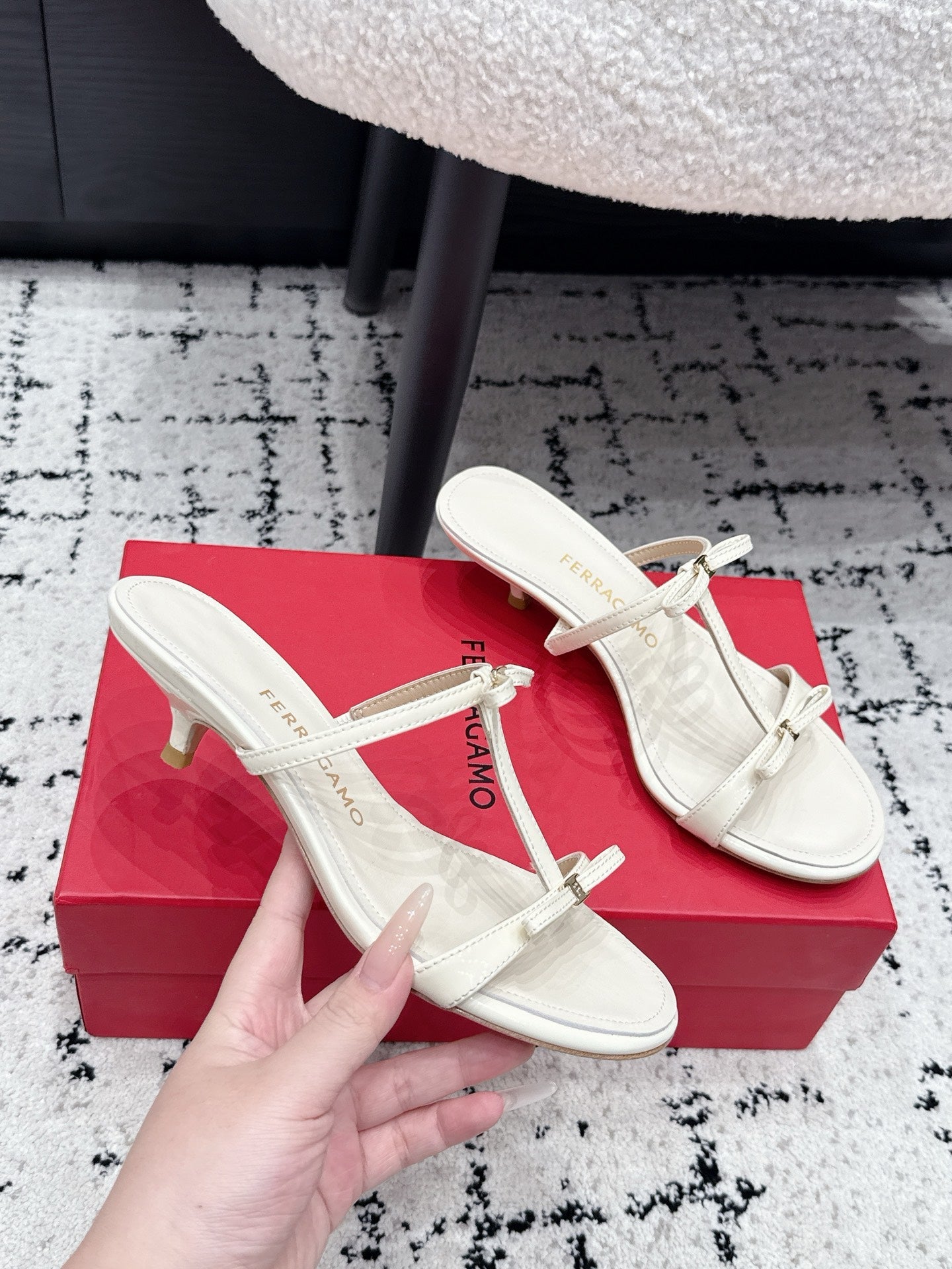 Ferragamo 26s T-strap Slippers Cream Leather 923519