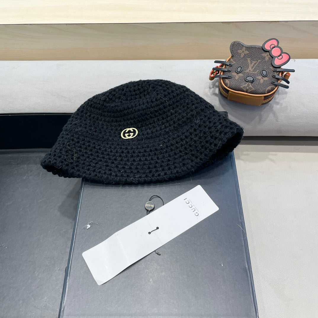 KNITTED BUCKET HAT IN BLACK WOOL 413395