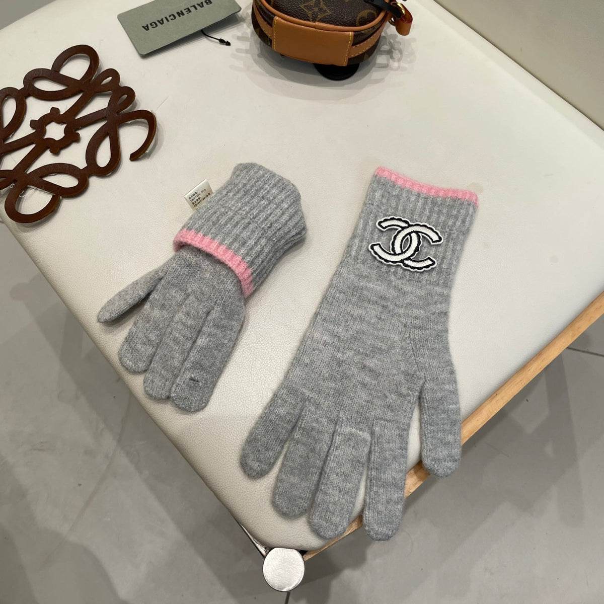 CC 26S CC Logo Full-Finger Gloves Grey Pink Wool 505729