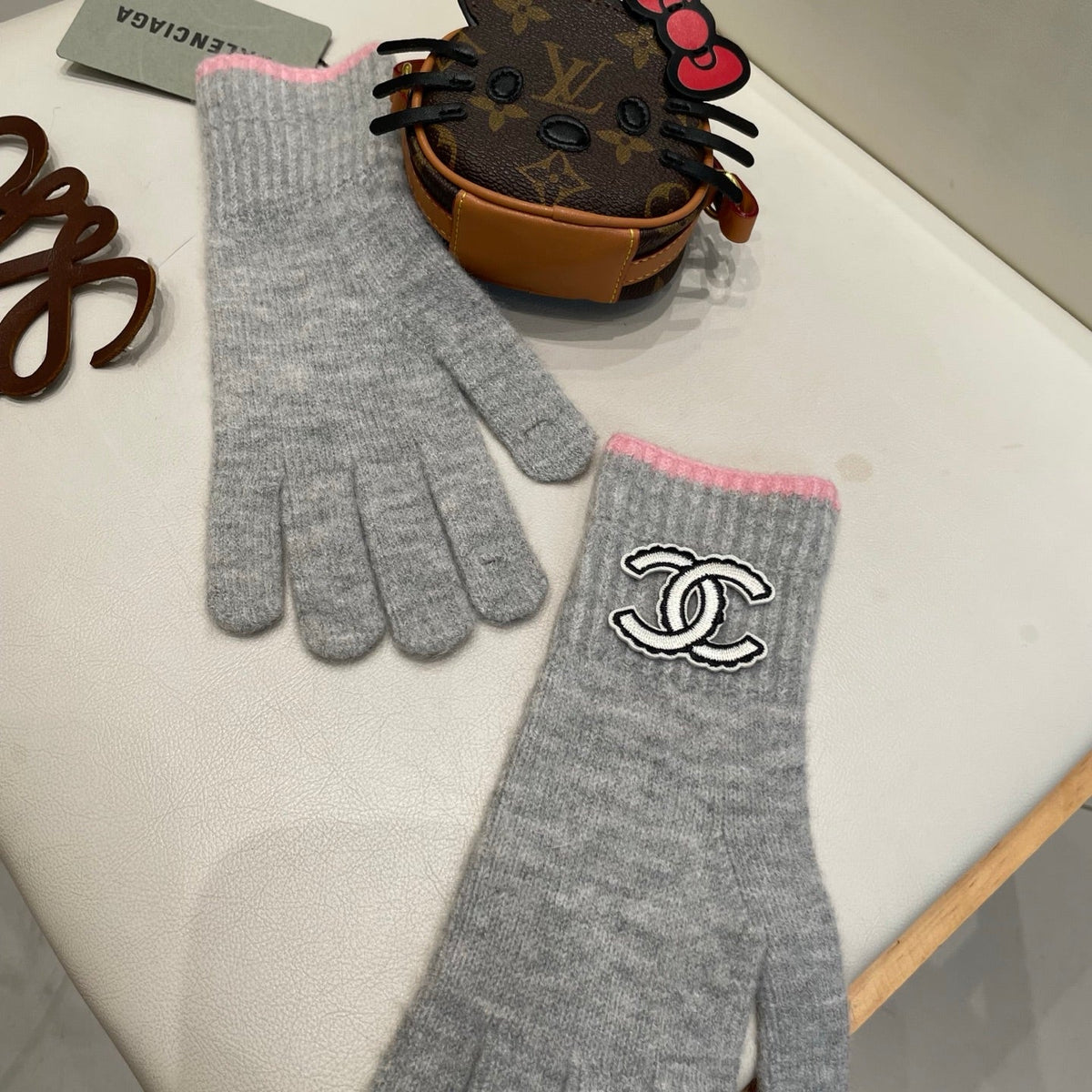 CC 26S CC Logo Full-Finger Gloves Grey Pink Wool 505729