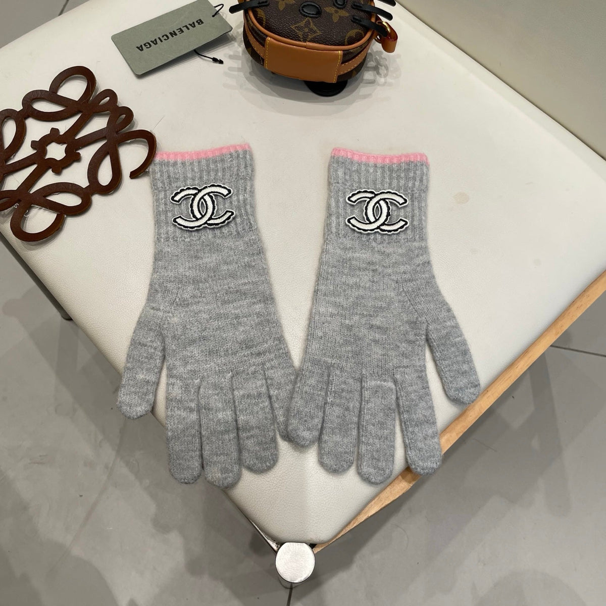 CC 26S CC Logo Full-Finger Gloves Grey Pink Wool 505729
