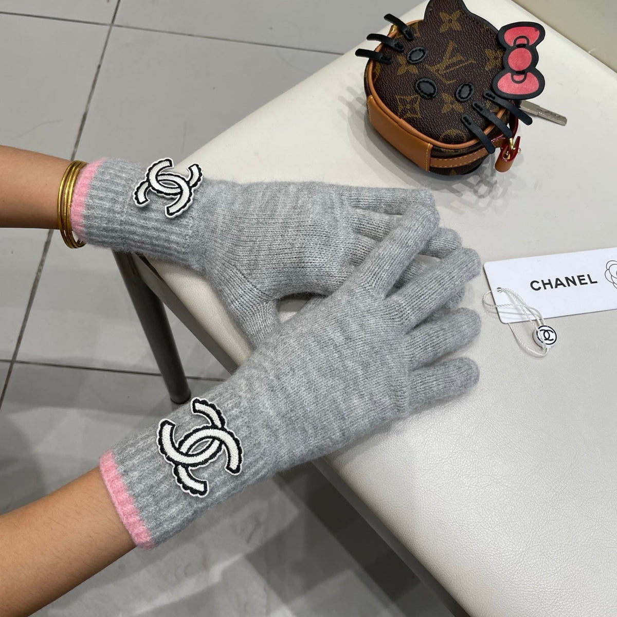 CC 26S CC Logo Full-Finger Gloves Grey Pink Wool 505729