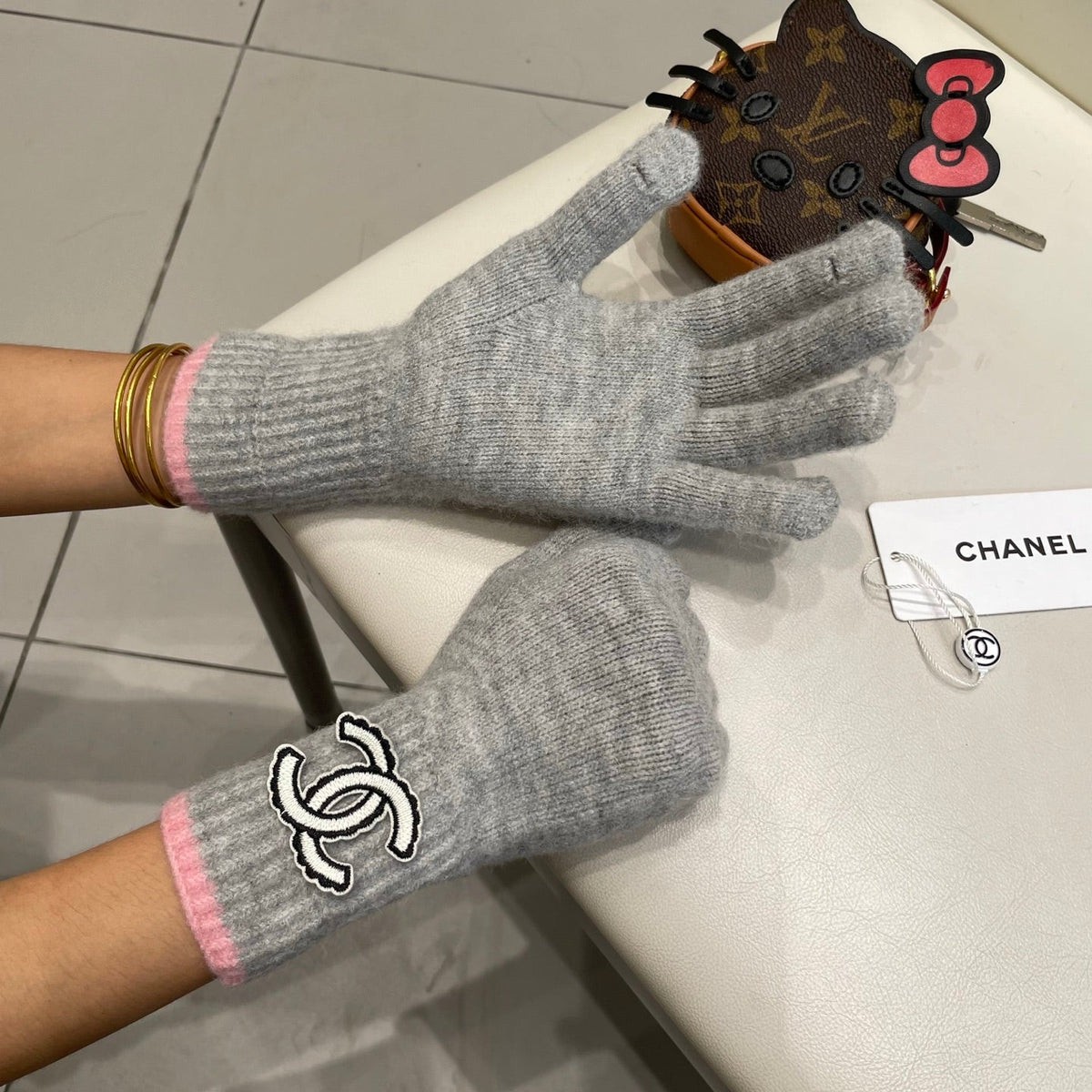 CC 26S CC Logo Full-Finger Gloves Grey Pink Wool 505729
