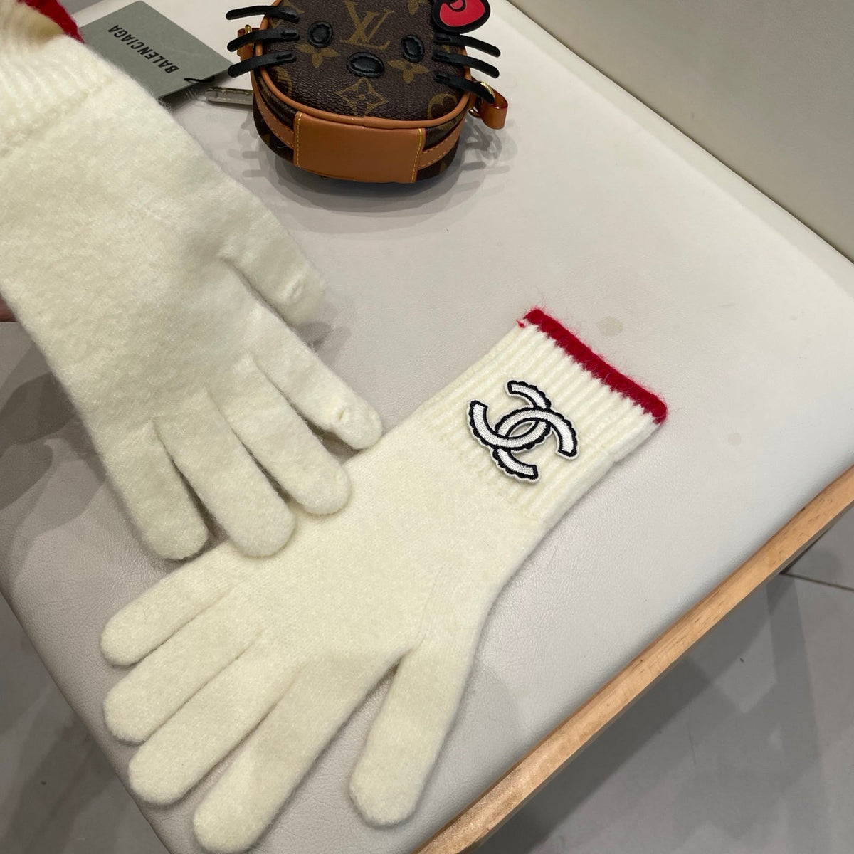 CC 26S CC Logo Full-Finger Gloves White Red Wool 505730