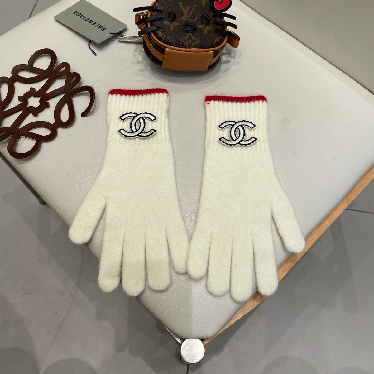 CC 26S CC Logo Full-Finger Gloves White Red Wool 505730