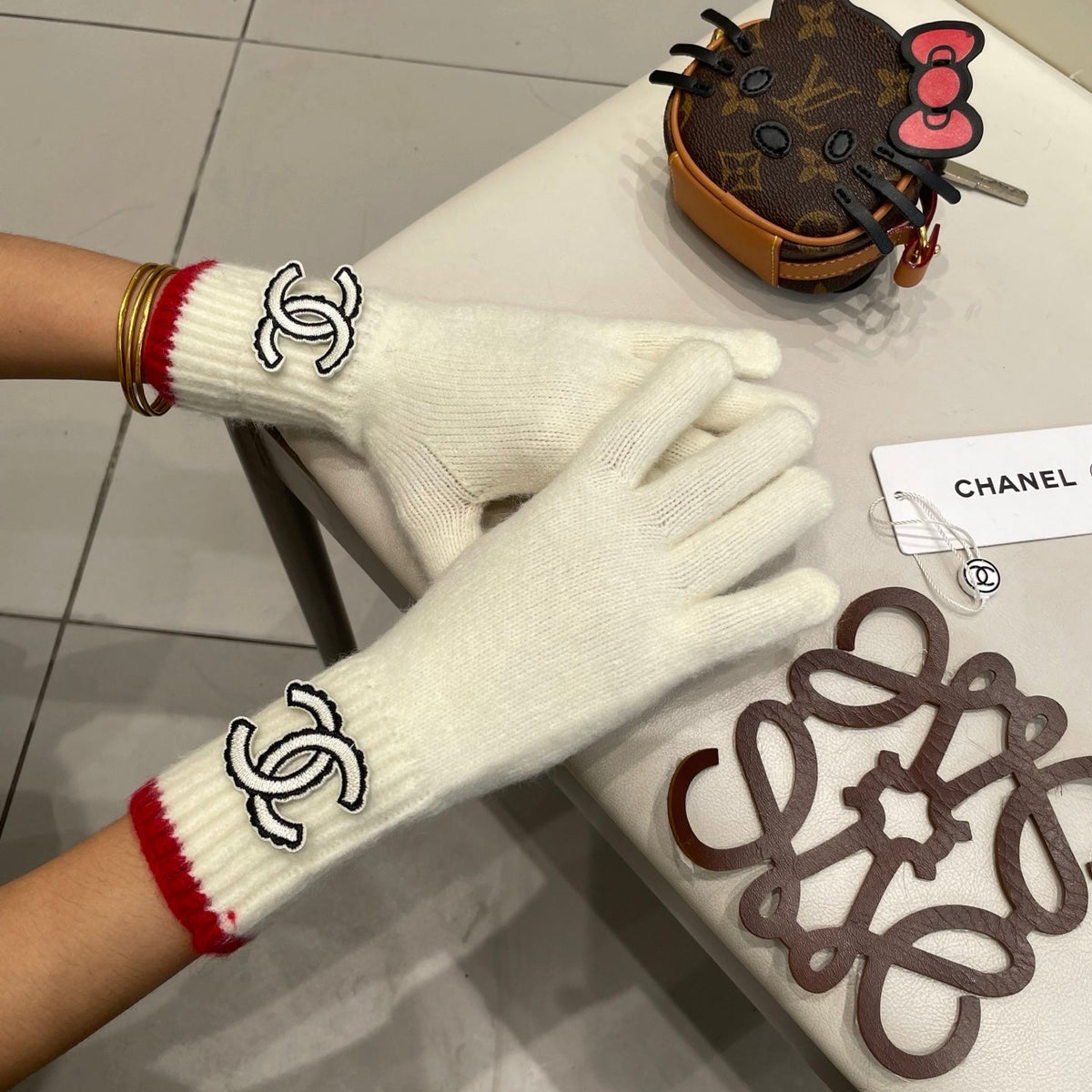 CC 26S CC Logo Full-Finger Gloves White Red Wool 505730