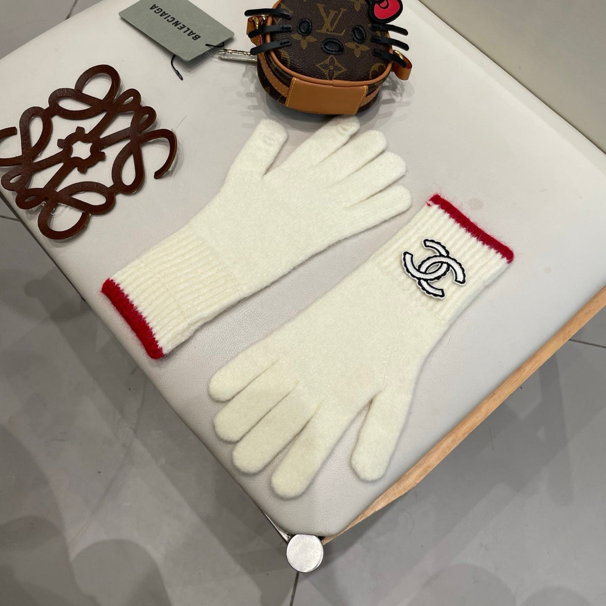 CC 26S CC Logo Full-Finger Gloves White Red Wool 505730