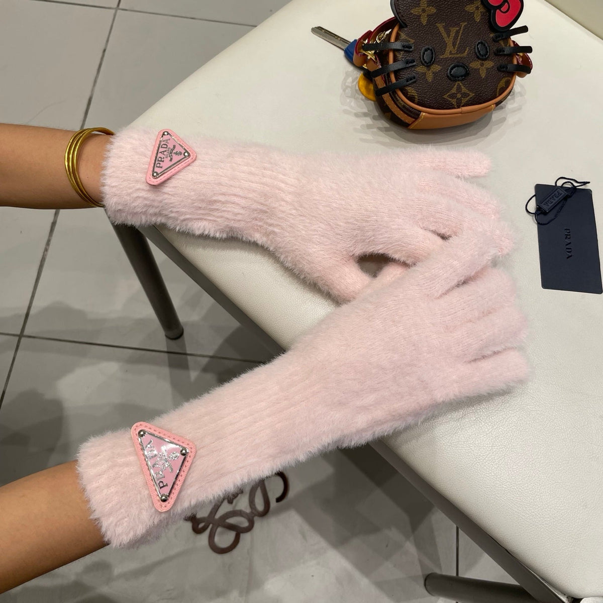 Prada 26S Triangle Logo Full-Finger Gloves Pink Fluffy Knit 505723
