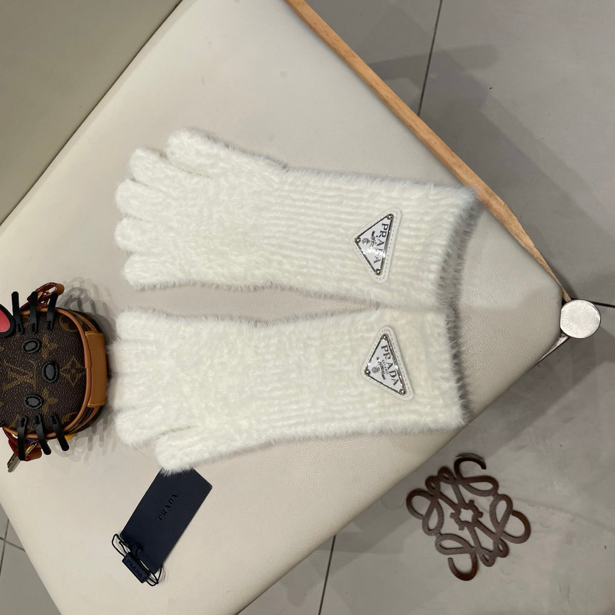 Prada 26S Triangle Logo Full-Finger Gloves White Fluffy Knit 505725
