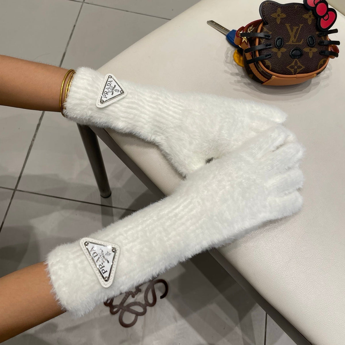 Prada 26S Triangle Logo Full-Finger Gloves White Fluffy Knit 505725