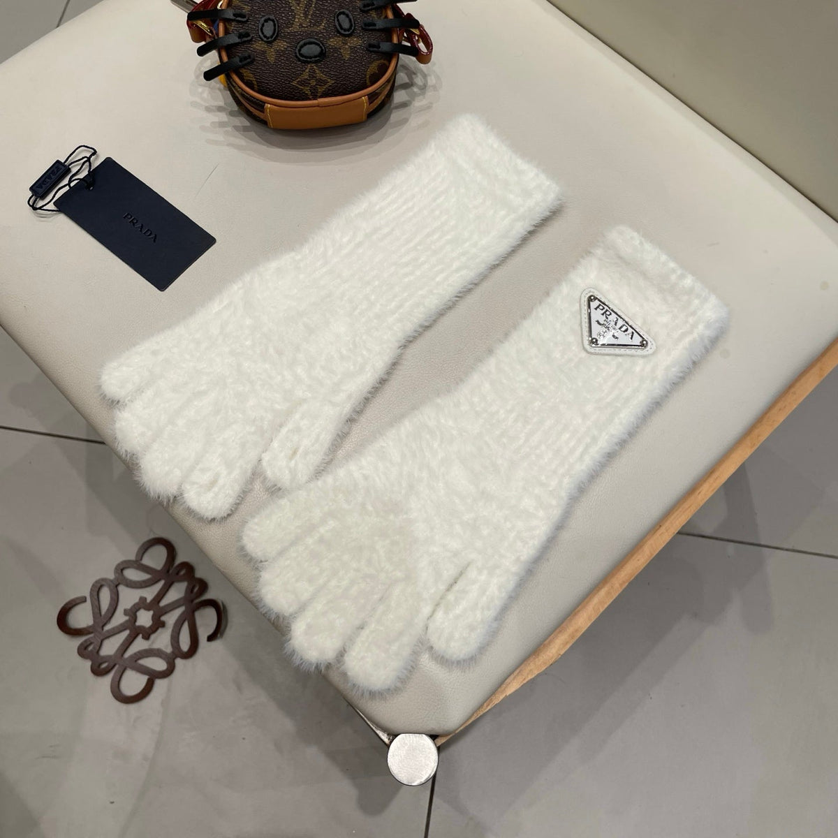 Prada 26S Triangle Logo Full-Finger Gloves White Fluffy Knit 505725