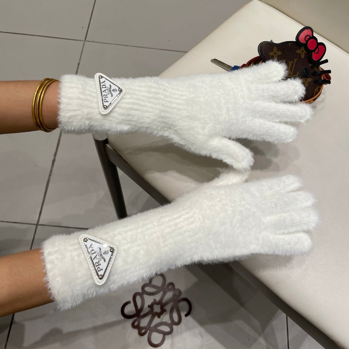 Prada 26S Triangle Logo Full-Finger Gloves White Fluffy Knit 505725