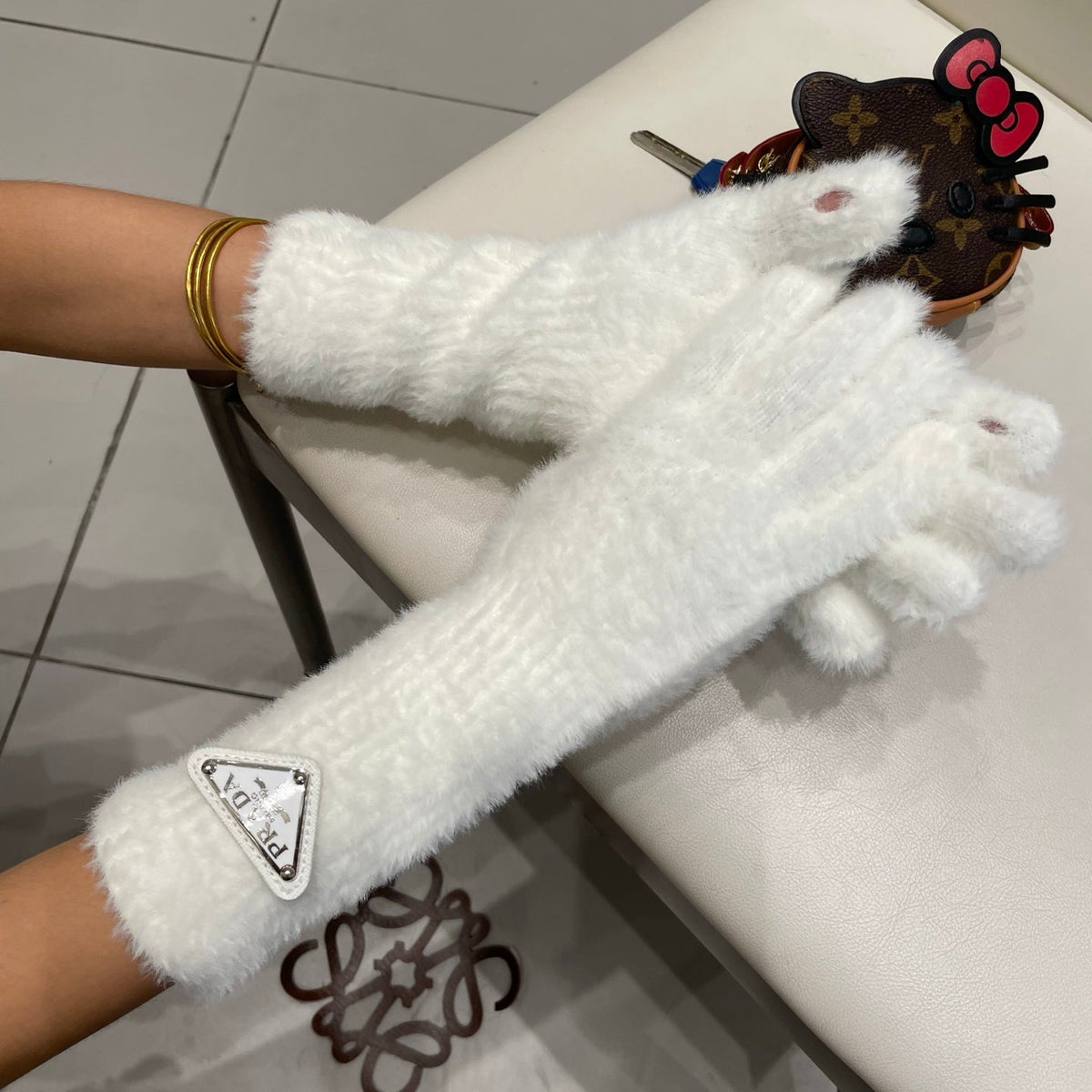 Prada 26S Triangle Logo Full-Finger Gloves White Fluffy Knit 505725