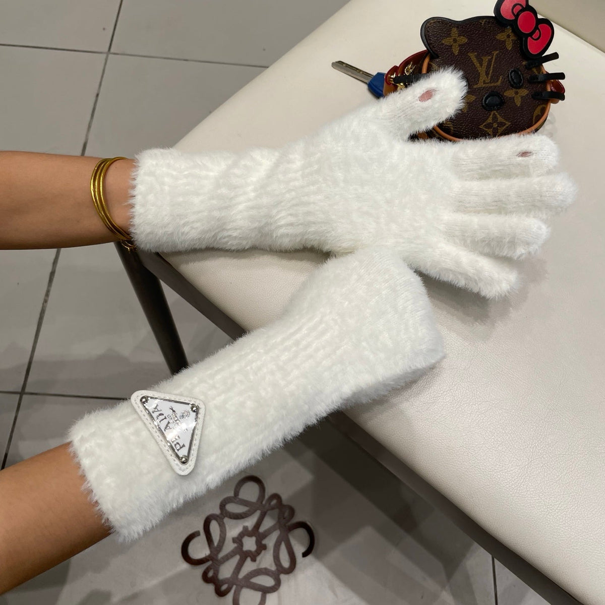 Prada 26S Triangle Logo Full-Finger Gloves White Fluffy Knit 505725