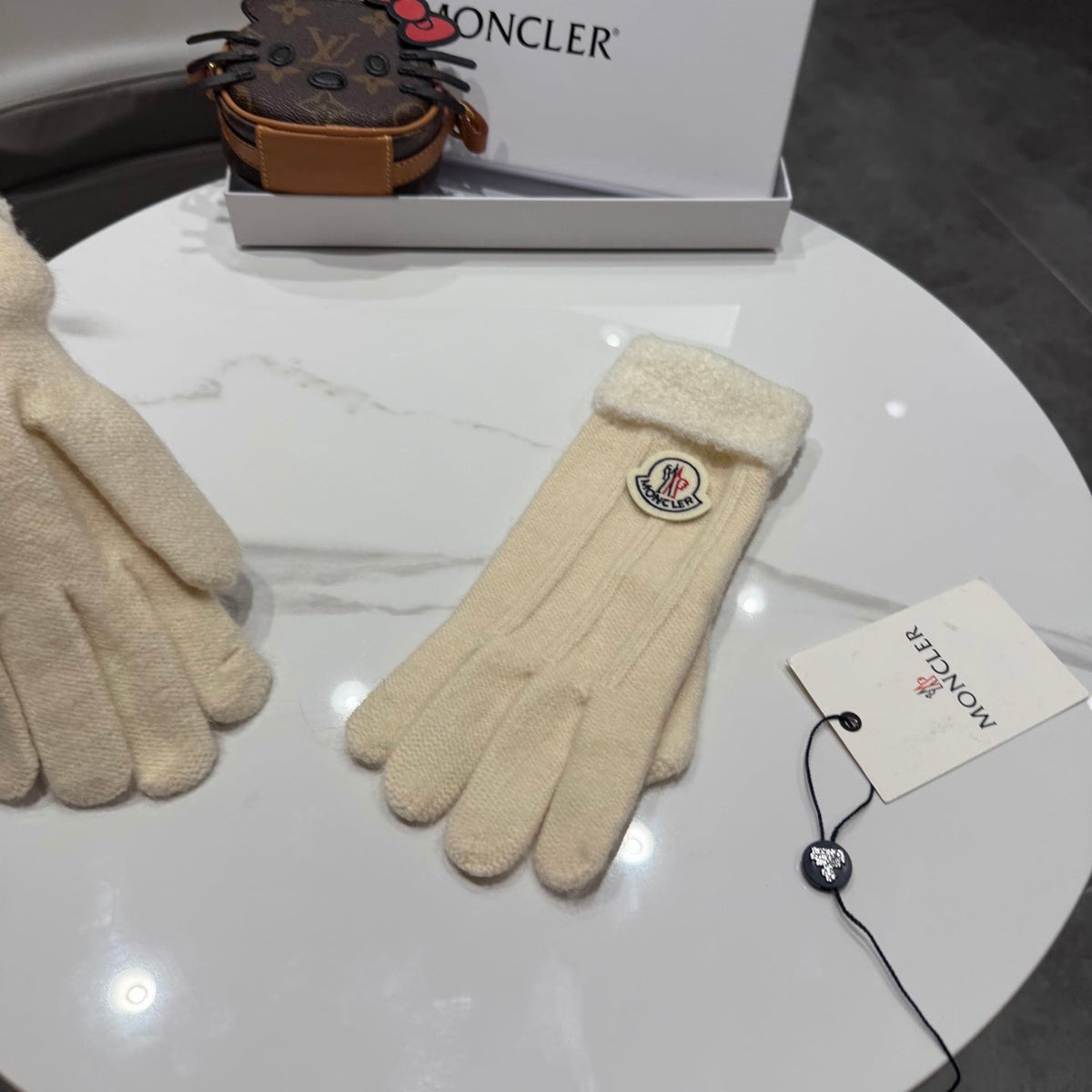 Moncler 26S Cable-Knit Full-Finger Gloves White Wool 505726