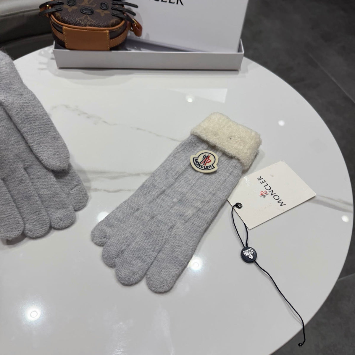 Moncler 26S Cable-Knit Full-Finger Gloves Grey White Wool 505733
