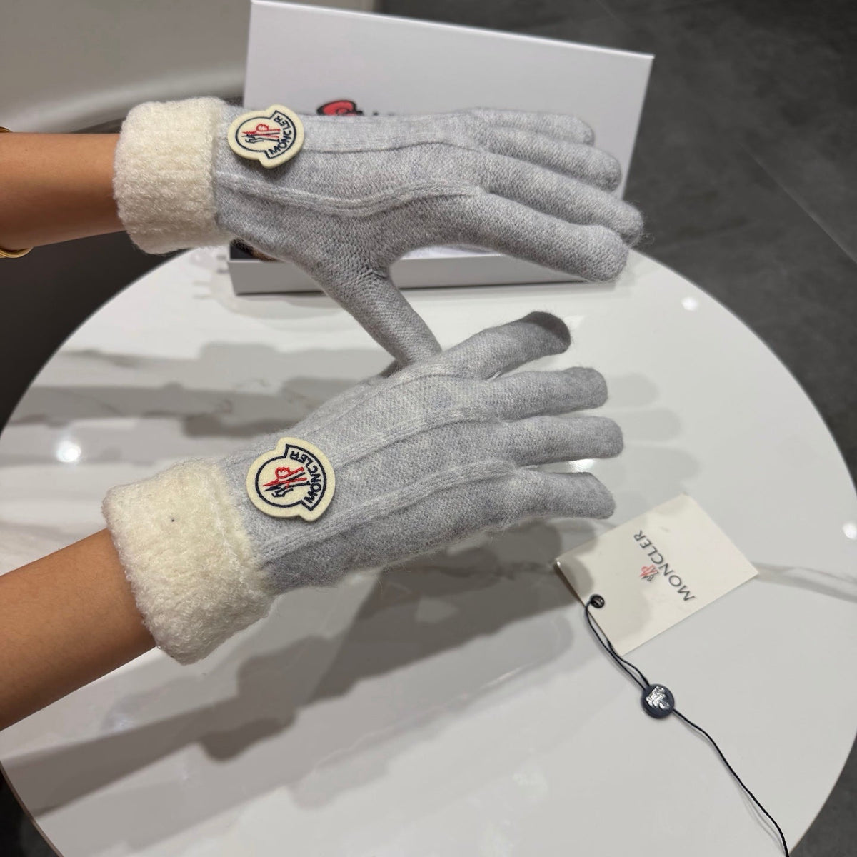 Moncler 26S Cable-Knit Full-Finger Gloves Grey White Wool 505733