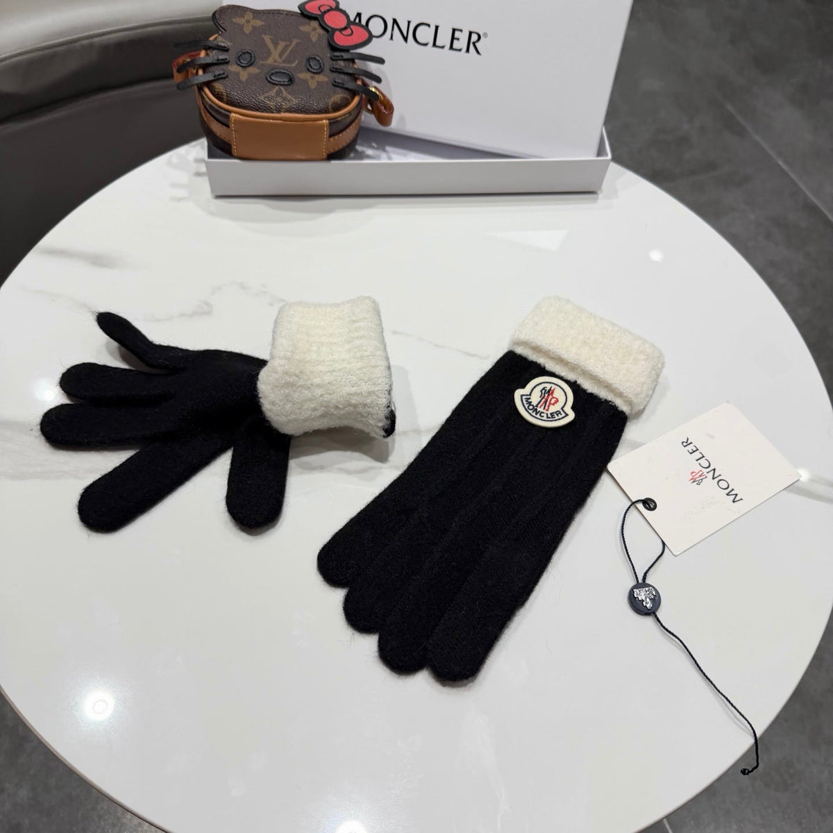 Moncler 26S Cable-Knit Full-Finger Gloves Black White Wool 505732