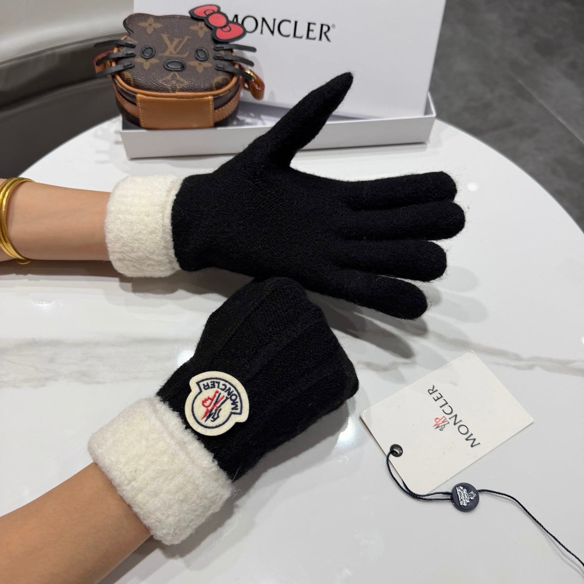 Moncler 26S Cable-Knit Full-Finger Gloves Black White Wool 505732