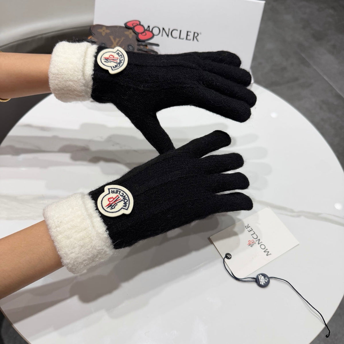 Moncler 26S Cable-Knit Full-Finger Gloves Black White Wool 505732